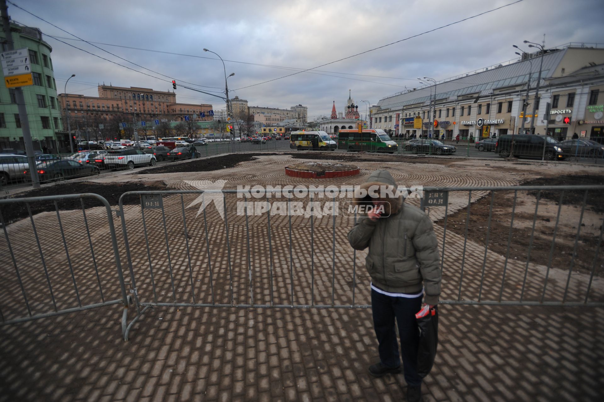 Москва.  После сноса торговых павильонов, признанных самостроем, у станции метро `Марксистская`.