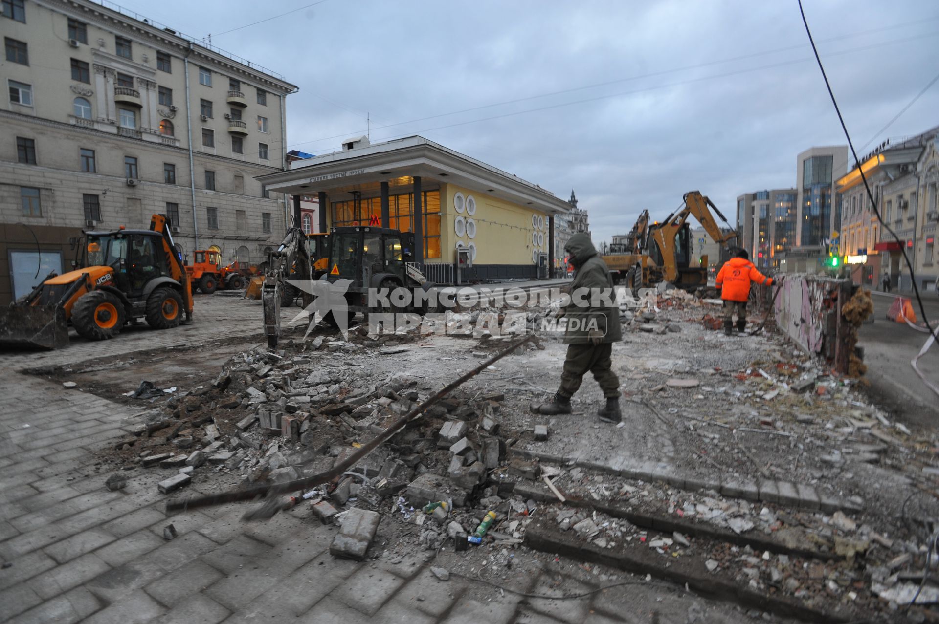 Москва.  После сноса торговых павильонов, признанных самостроем, у станции метро `Чистые пруды`.