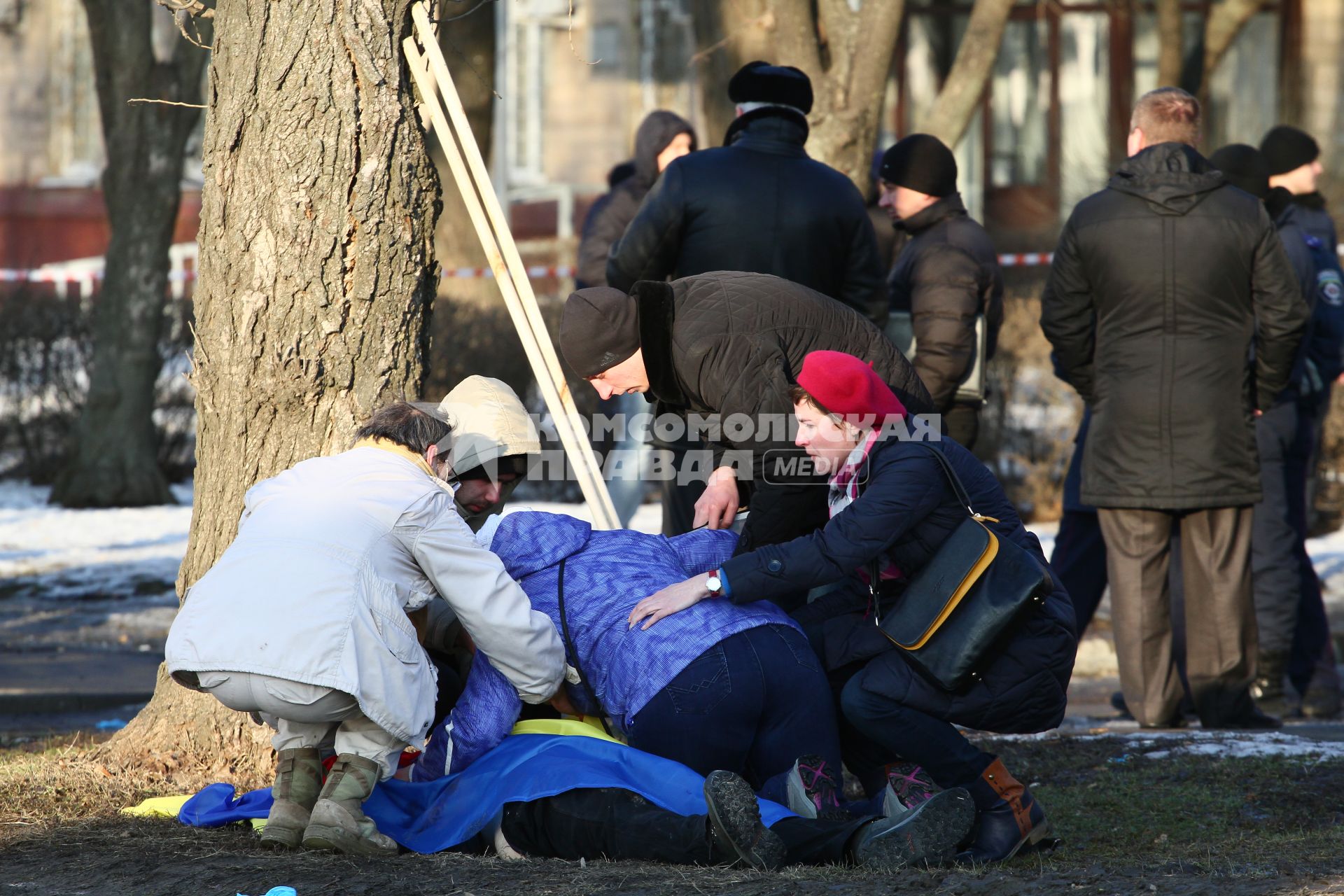 Украина. Харьков. Пострадавший в результате взрыва, произошедшего в колонне активистов Евромайдана во время митинга.