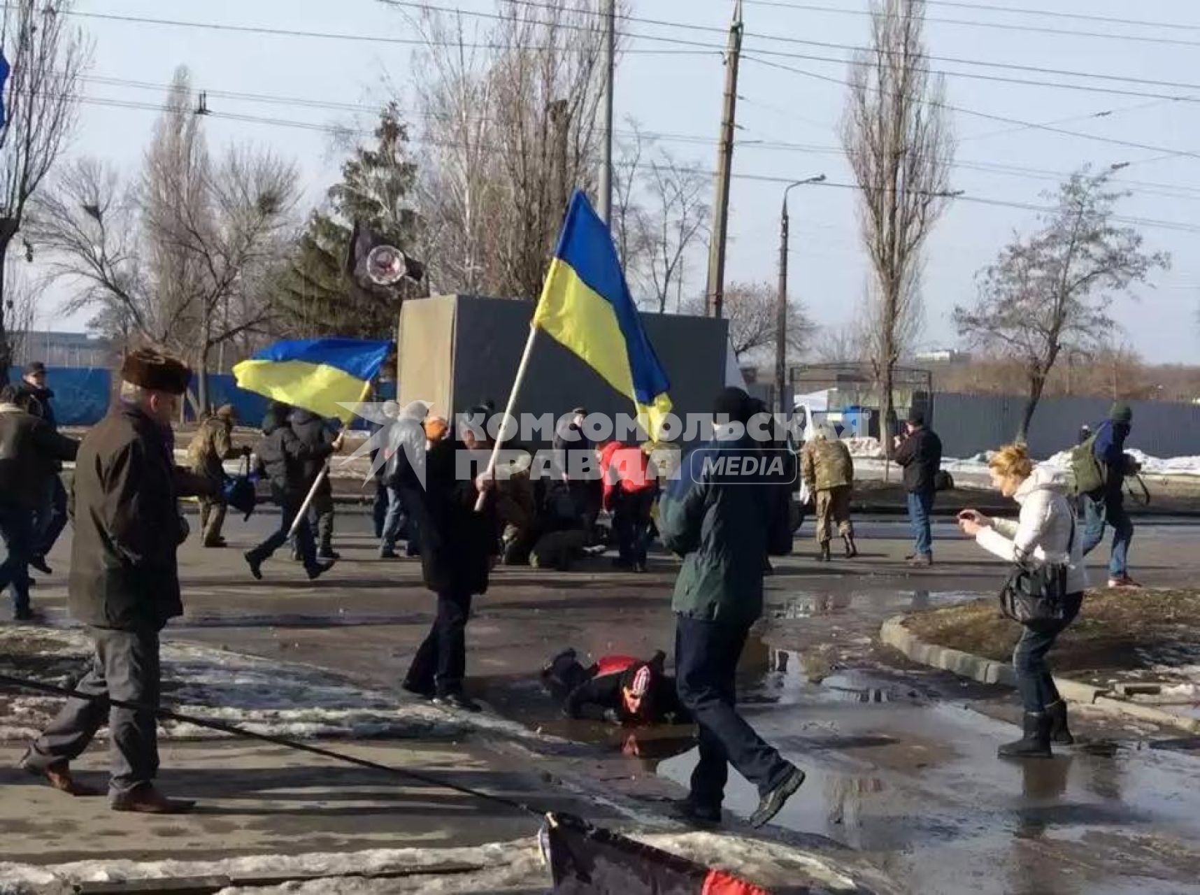 Украина. Харьков. Пострадавшие в результате взрыва, произошедшего в колонне активистов Евромайдана во время митинга.