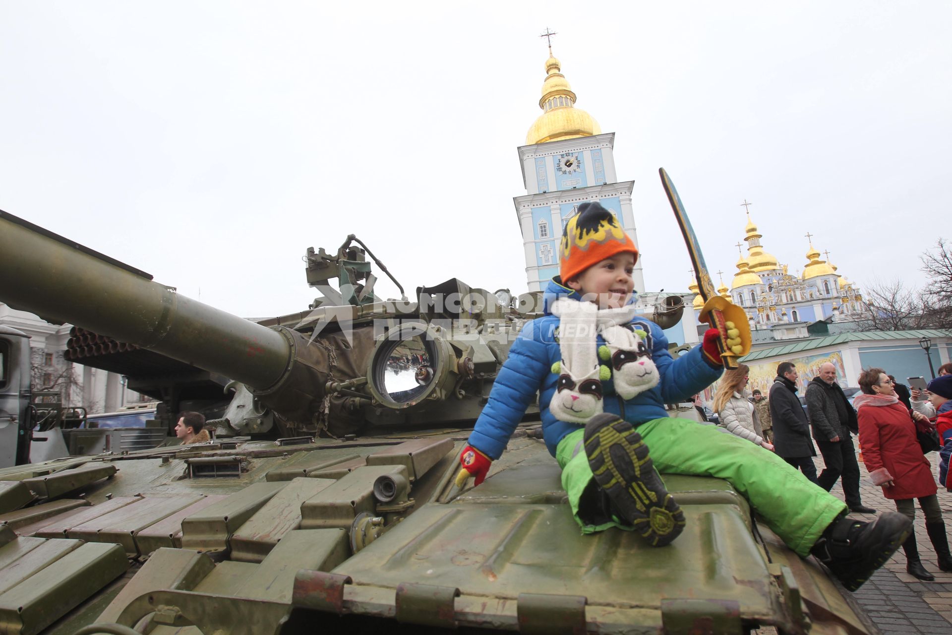 Киев. Российская военная техника на Михайловской площади, предоставленная бойцами украинской армии и добровольческих батальонов, в качестве свидетельств `присутствия РФ в вооруженном конфликте на Донбассе`.