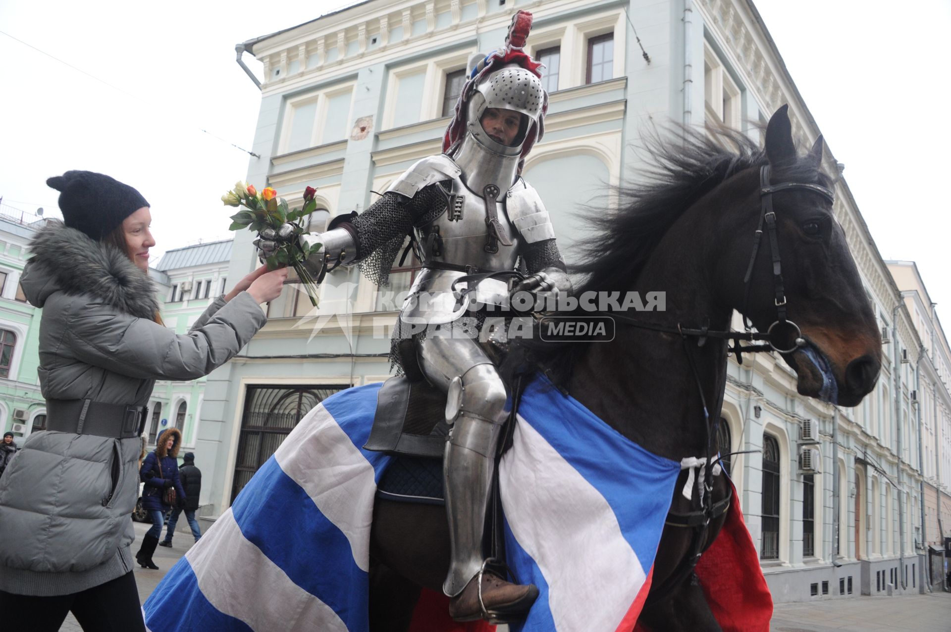 Москва. Романтическая акция `Рыцарь Любви` во время празднования Дня влюбленных  в центре города.