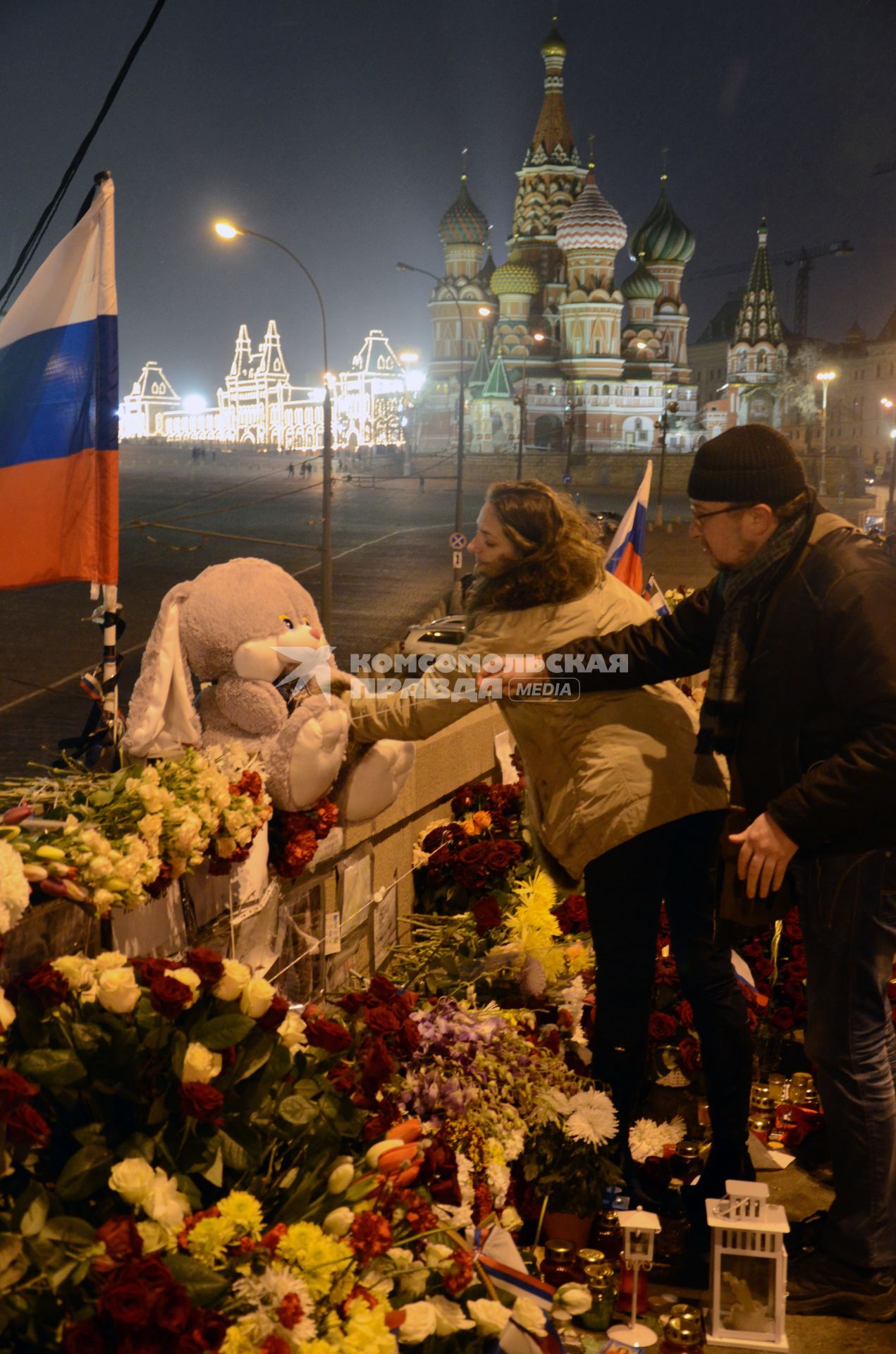 Москва. Люди приносят цветы к месту убийства политика Бориса Немцова, застреленного 27 февраля 2015 года на Большой Москворецкий мосту.