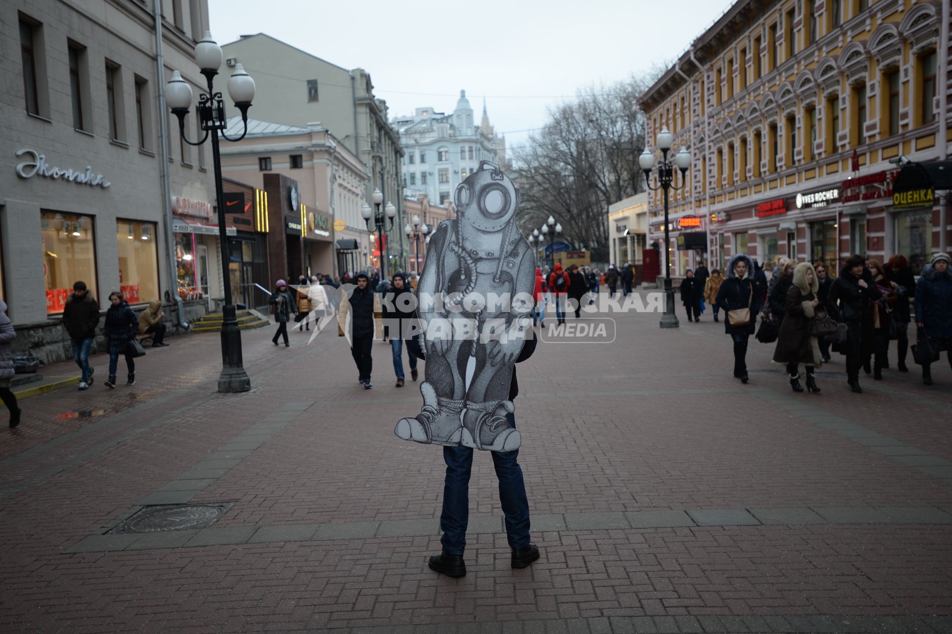 Москва.  Ростовая кукла на Старом Арбате.