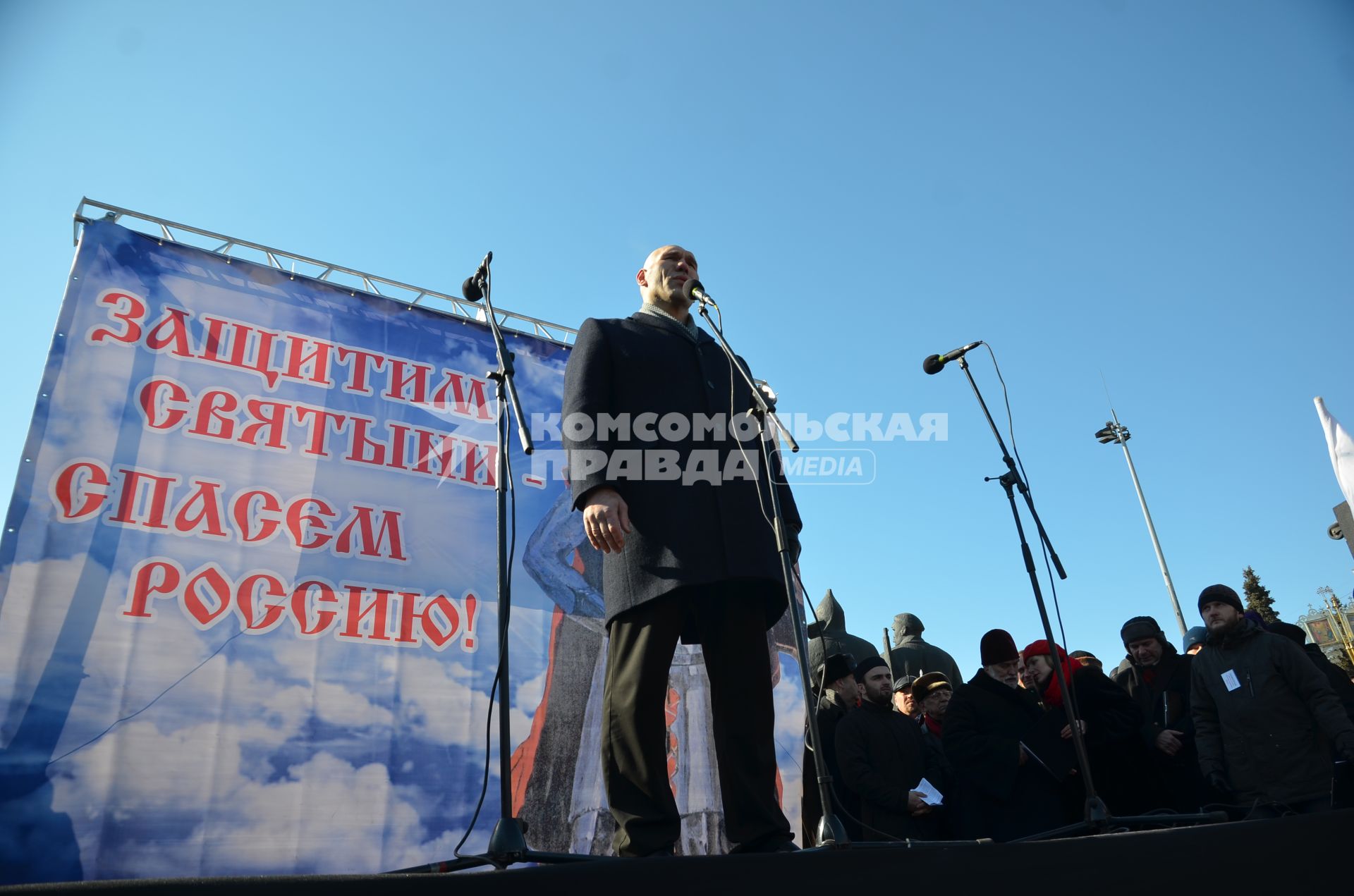 Новосибирск. Депутат Госдумы РФ Николай Валуев (в центре) и представители РПЦ во время участия в митинге против оскорбления чувств верующих и за запрет показа постановки оперы `Тангейзер`.