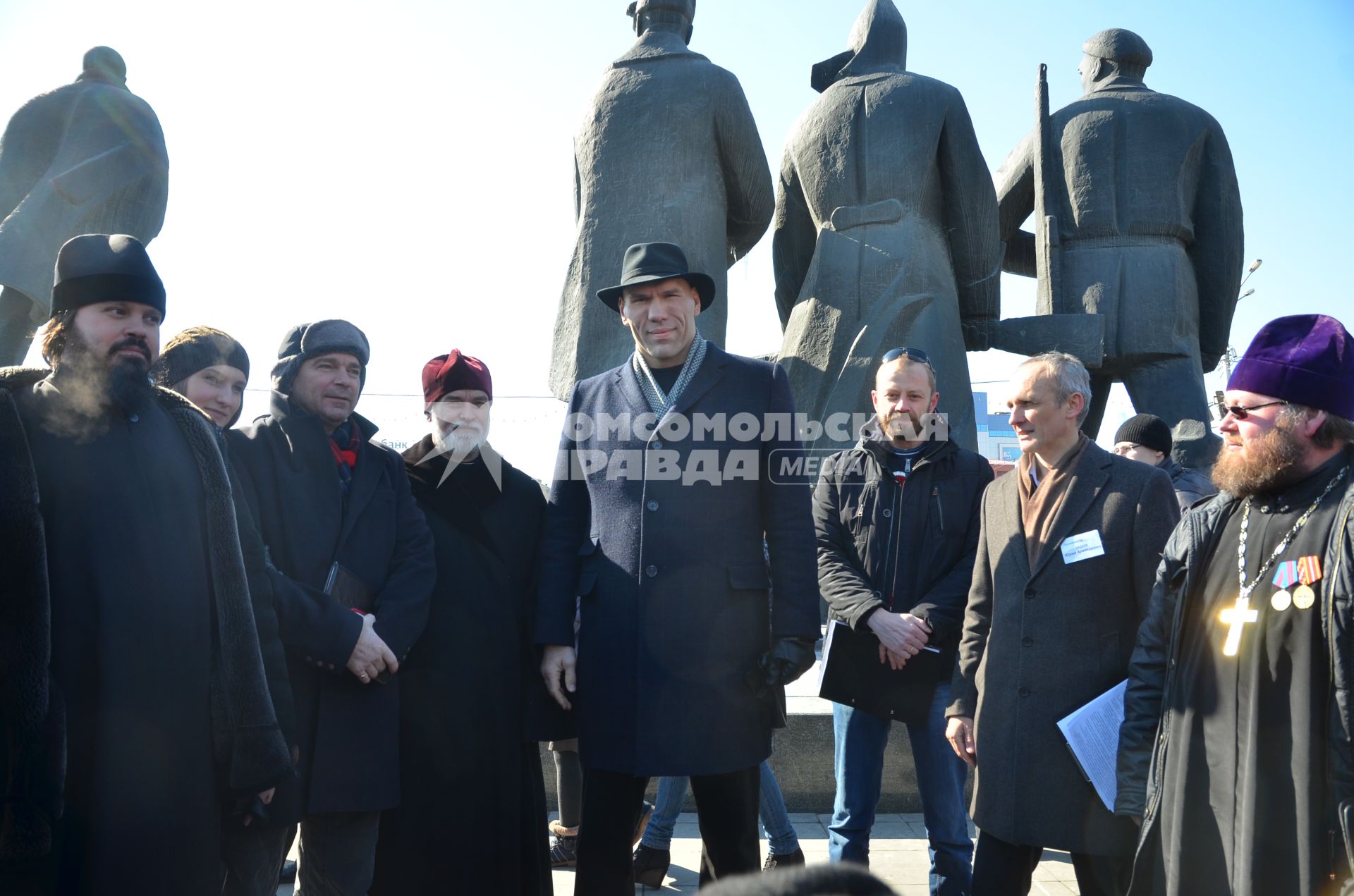 Новосибирск. Депутат Госдумы РФ Николай Валуев (в центре) и представители РПЦ во время участия в митинге против оскорбления чувств верующих и за запрет показа постановки оперы `Тангейзер`.