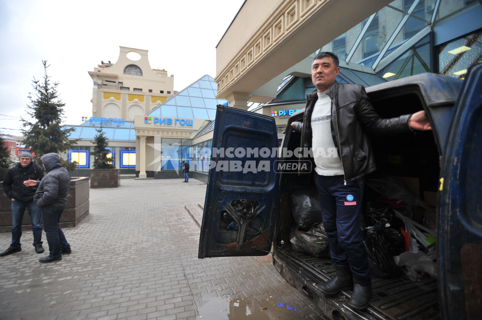 Москва.   Торговый центр `Пирамида`, подлежащий демонтажу,   на Тверской улице. Рабочие выносят имущество.