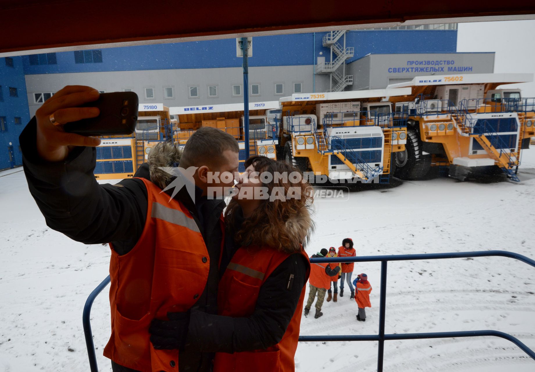 Белоруссия, Жодино. В День святого Валентина 25 пар получили возможность прокатиться на карьерном самосвале `БелАЗ`.