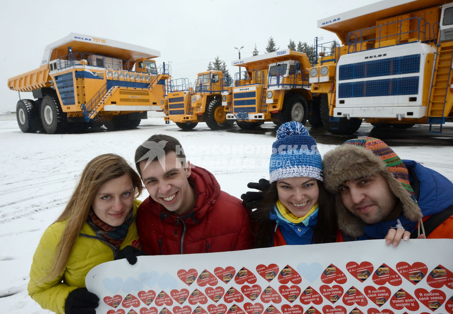 Белоруссия, Жодино. В День святого Валентина 25 пар получили возможность прокатиться на карьерном самосвале `БелАЗ`.
