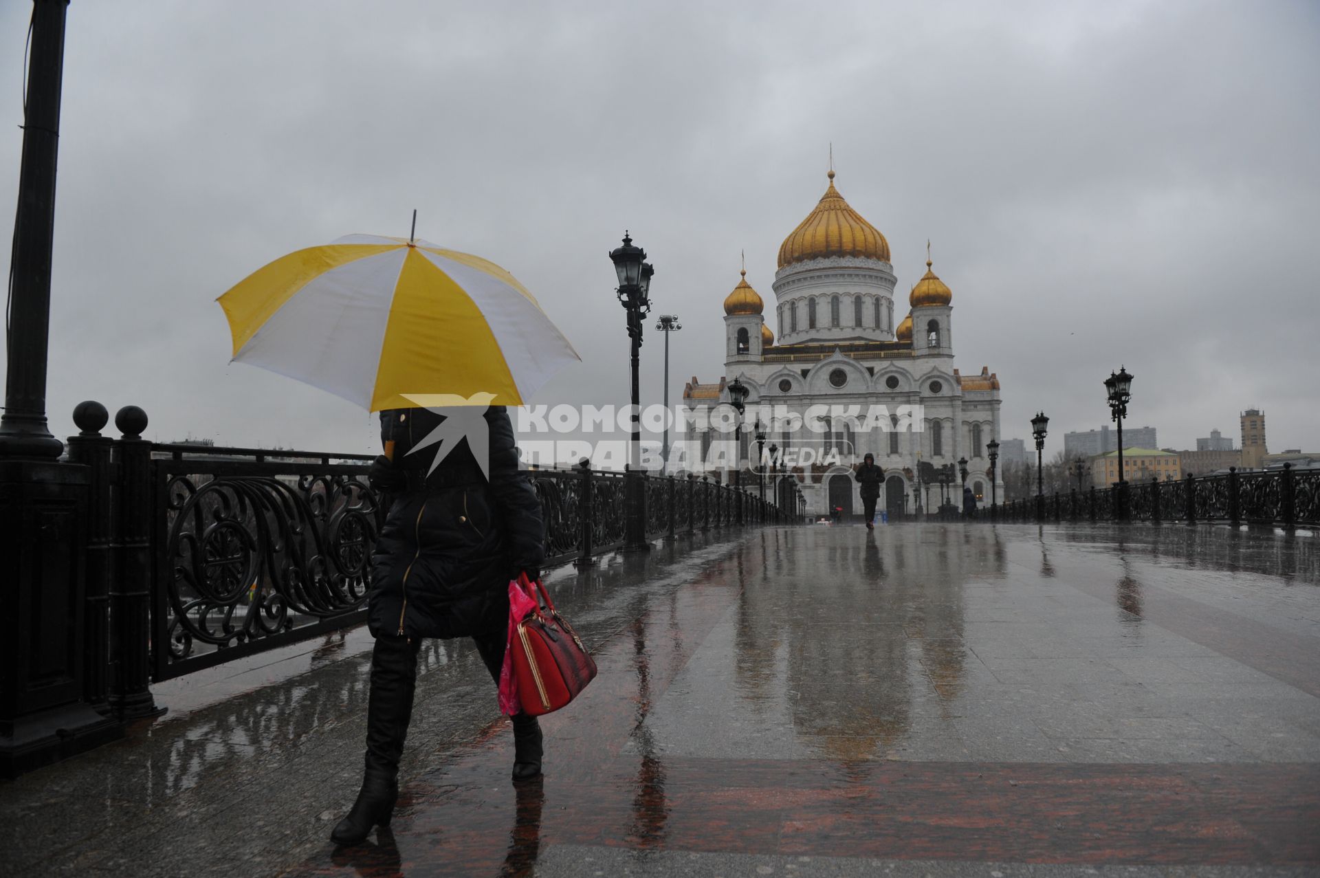 Москва.  Прохожие идут по  Патриаршему мосту  во время дождя.