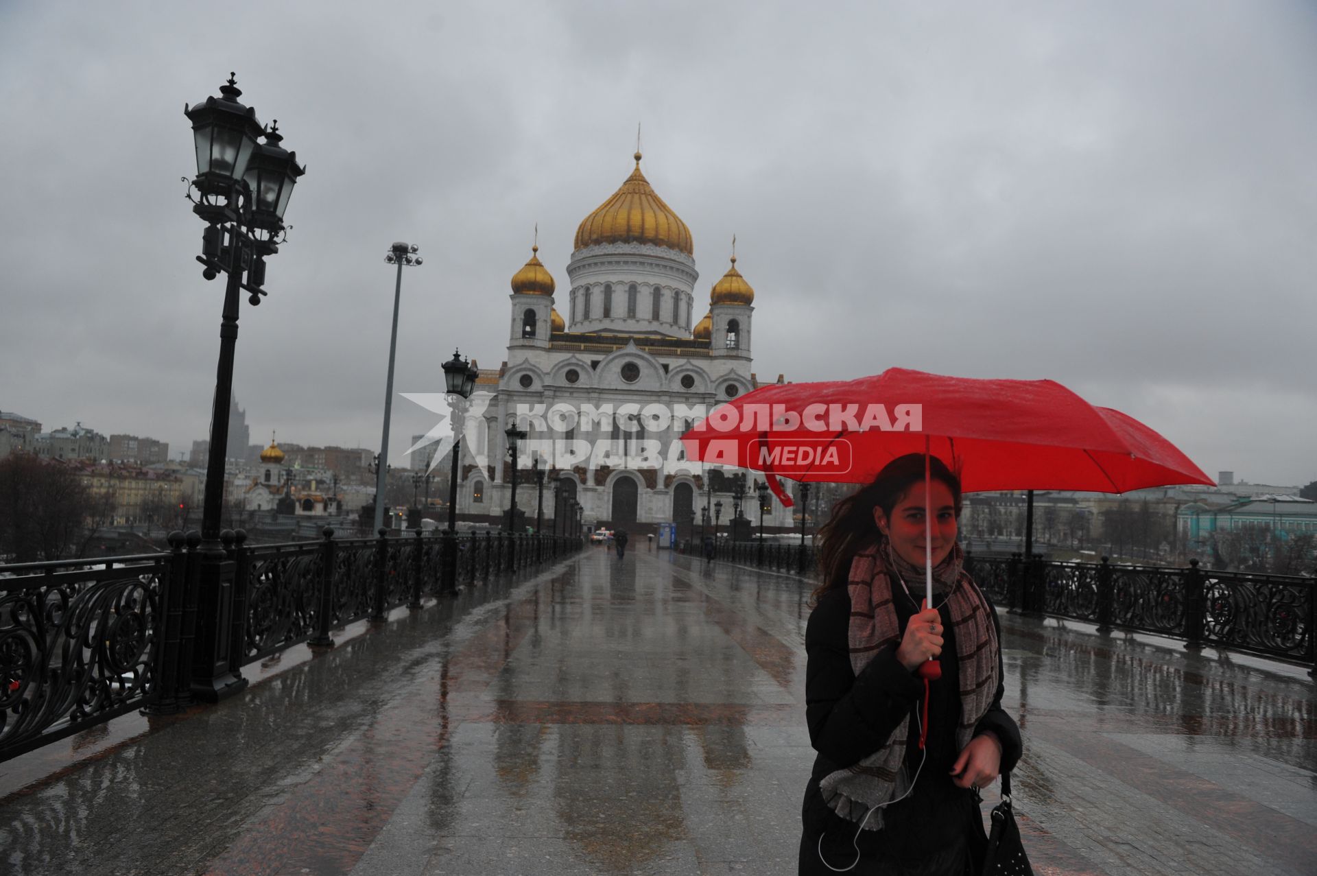 Москва.  Прохожие идут по  Патриаршему мосту  во время дождя.