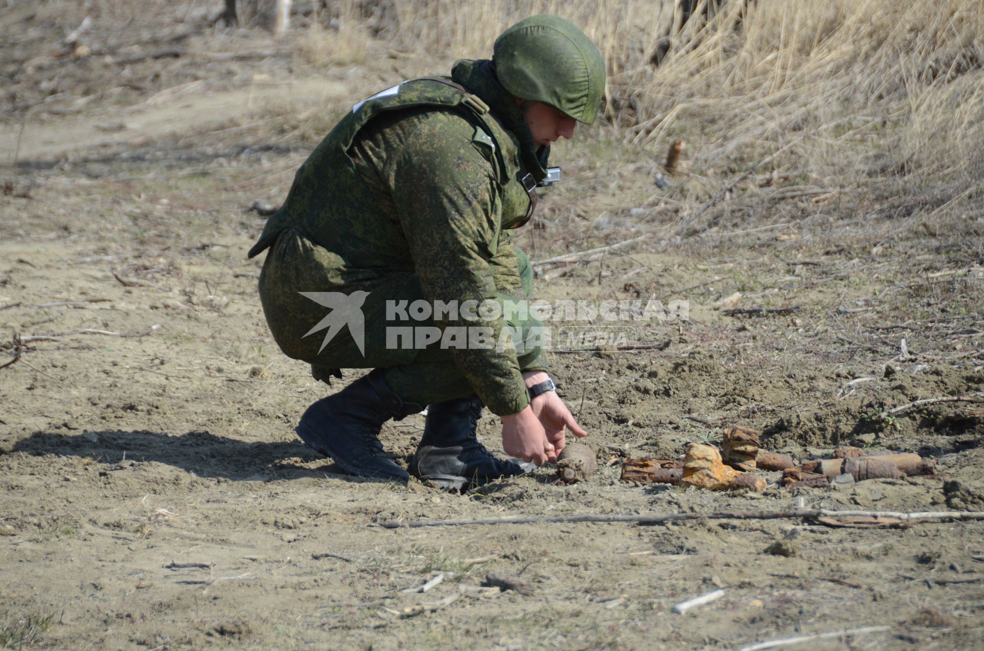 Волгоград. Сапер специальной мобильной группы разминирования отдельной бригады инженерных войск ЮВО с защитном костюме `Сокол` во время работ по поиску снарядов и мин времен Сталинградской битвы на территории `Мамаева кургана`.