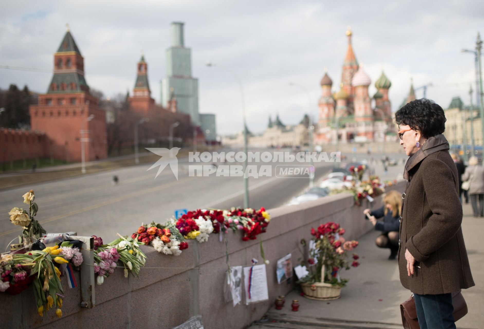 Москва. Люди приносят цветы к месту убийства политика Бориса Немцова, застреленного 27 февраля 2015 года на Большой Москворецкий мосту.