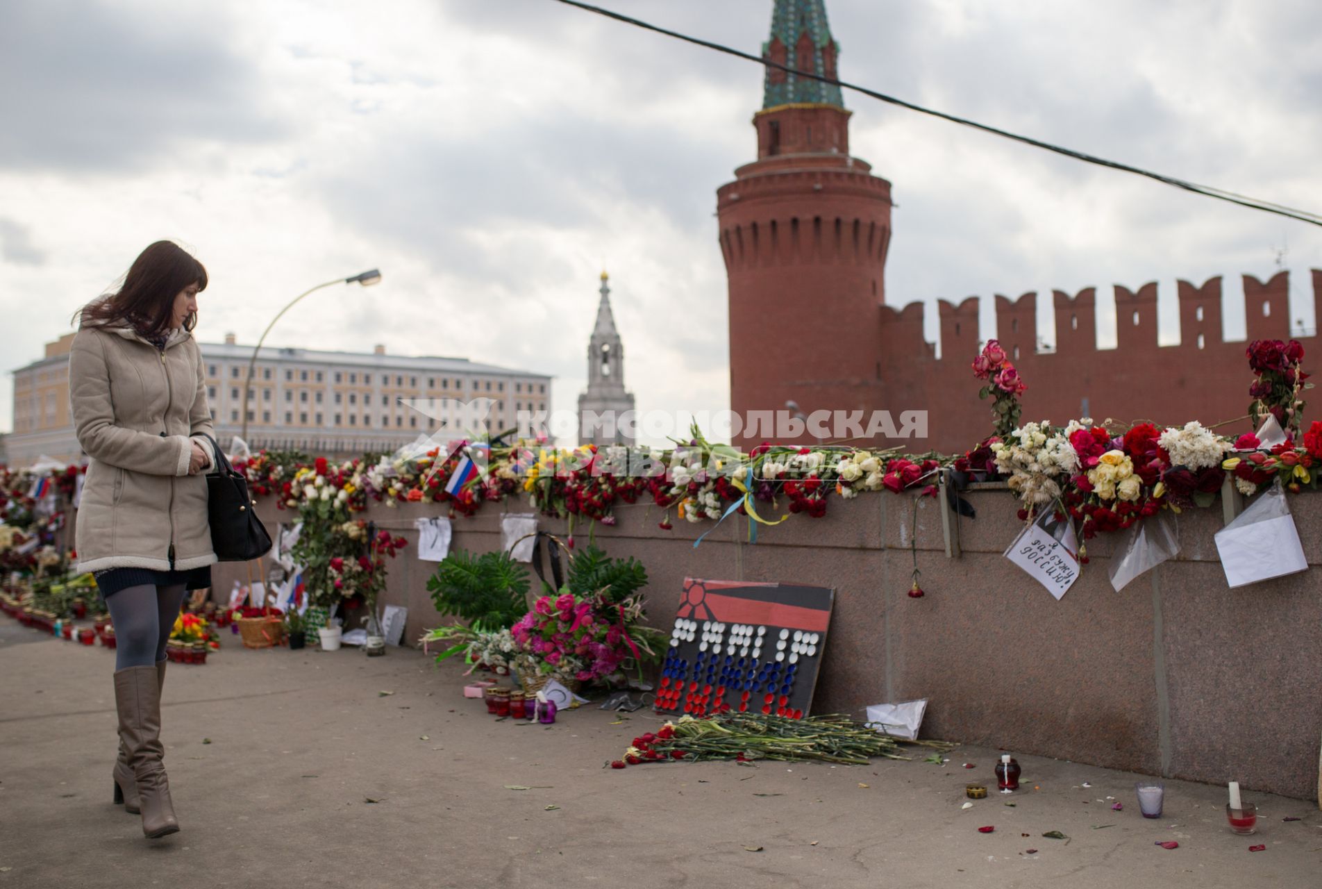 Москва. Люди приносят цветы к месту убийства политика Бориса Немцова, застреленного 27 февраля 2015 года на Большой Москворецкий мосту.