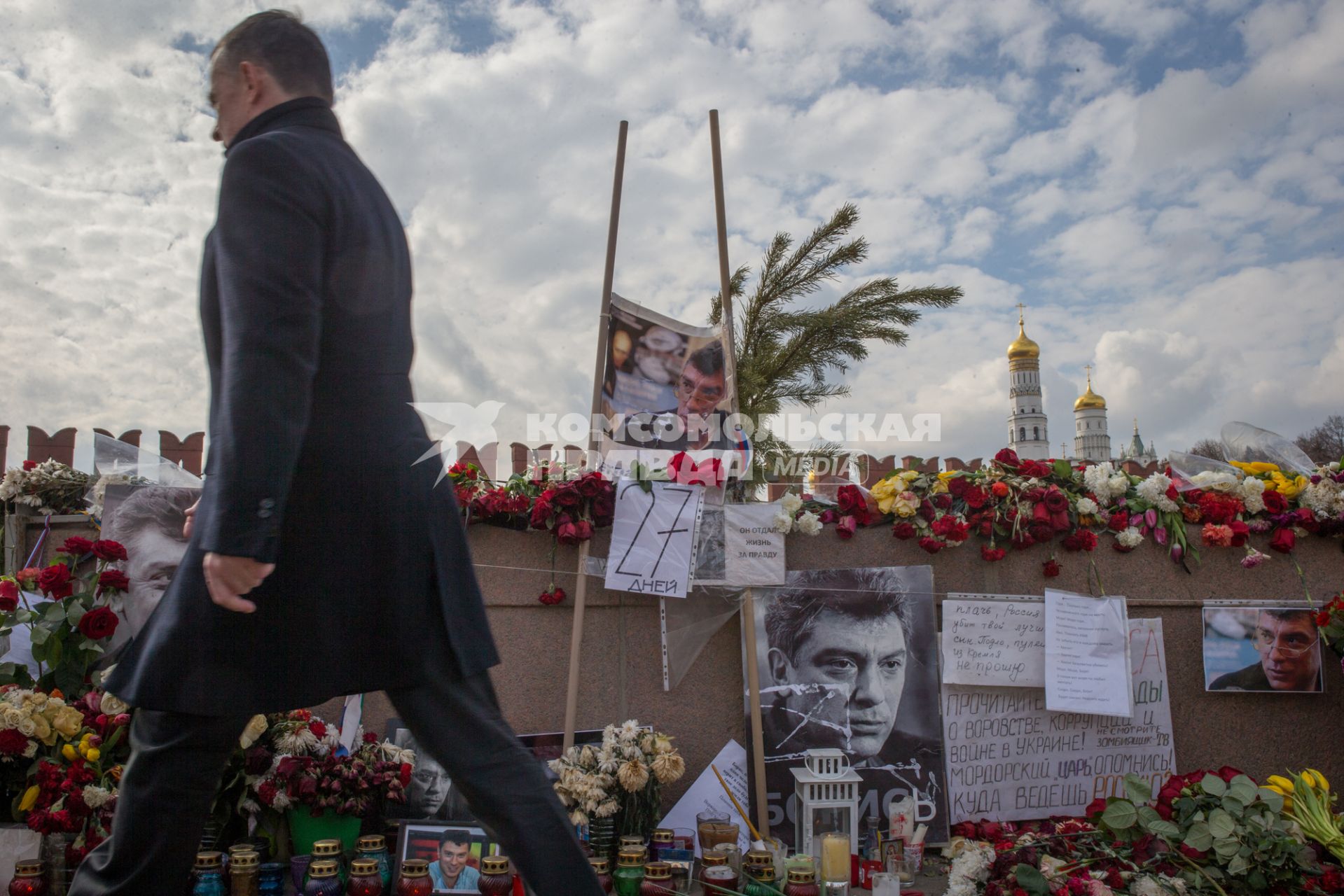 Москва. Люди приносят цветы к месту убийства политика Бориса Немцова, застреленного 27 февраля 2015 года на Большой Москворецкий мосту.