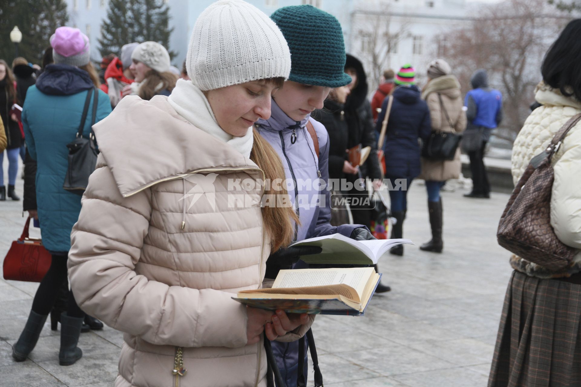 Барнаул. Девушки читают книги на улице.