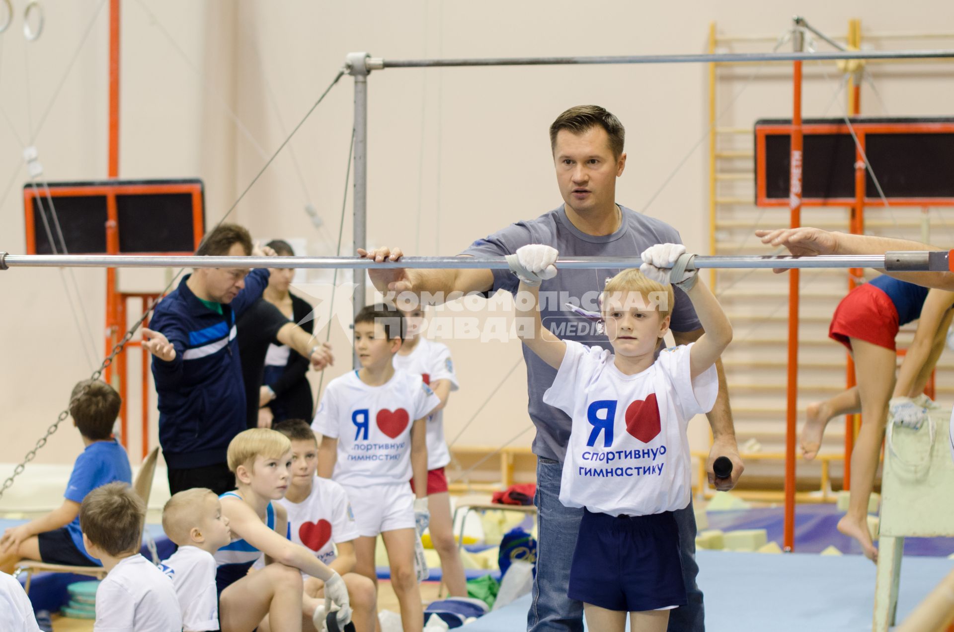 Самара. Олимпийский чемпион, гимнаст Алексей Немов во время мастер-класса для юных спортсменов.