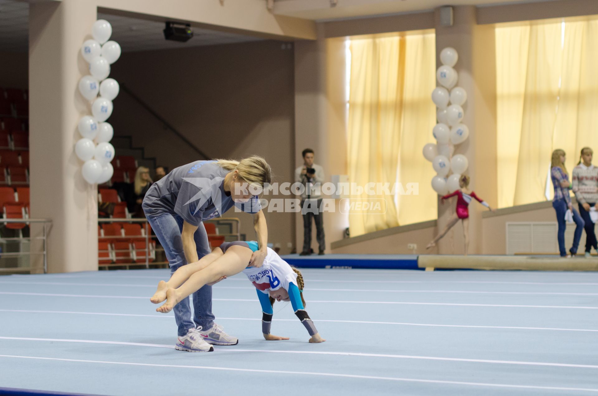 Самара. Олимпийская чемпионка, гимнастка Елена Замолодчикова во время мастер-класса для юных спортсменов.