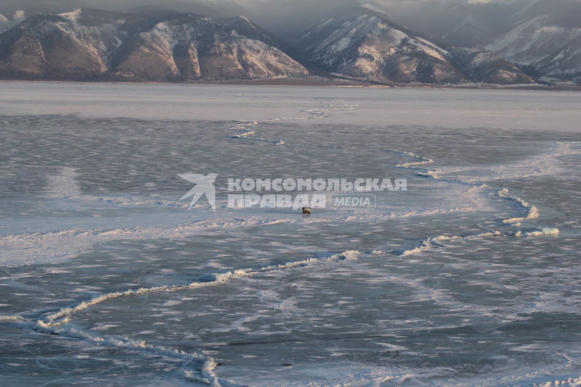 Иркутская область. Озеро Байкал. Грузовик едет по льду малого моря.