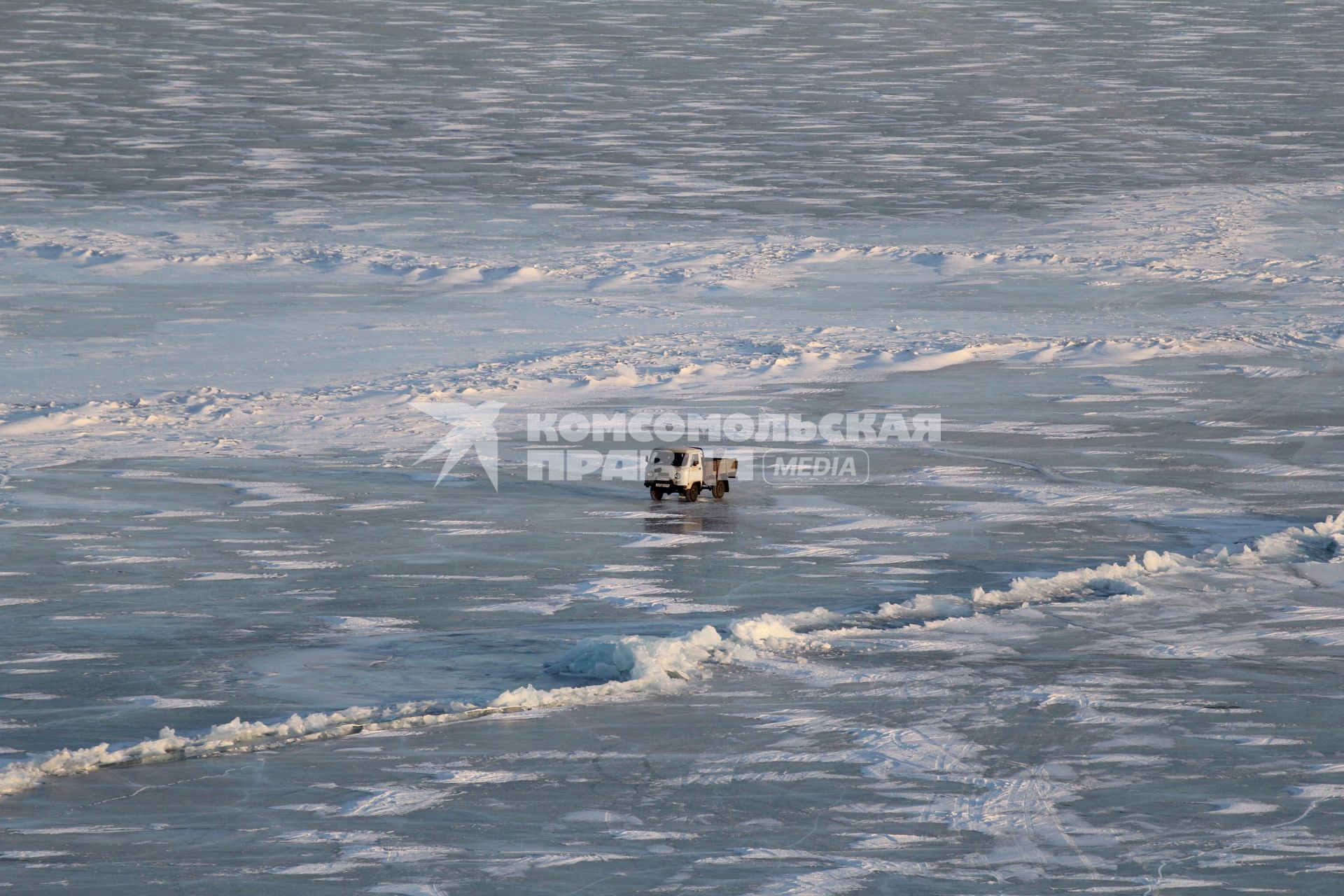 Иркутская область. Озеро Байкал. Грузовик едет по льду малого моря.