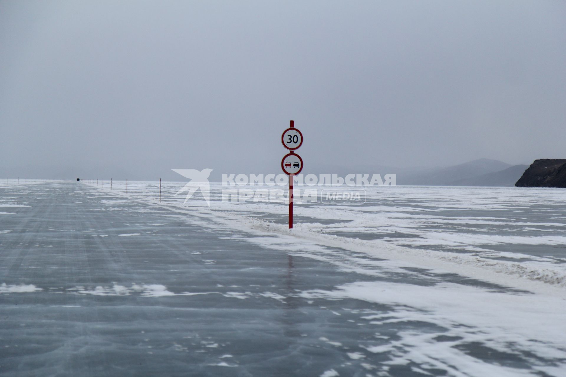Иркутская область. Озеро Байкал. Ледовая переправа.