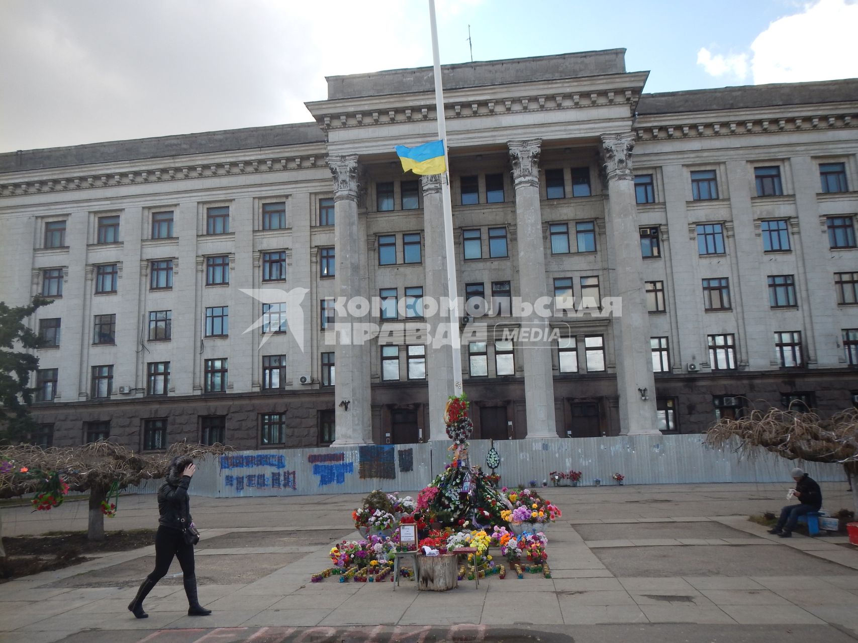 Украина. Одесса. Цветы у Дома Профсоюзов, где 2 мая 2014 года противостояние между противниками и сторонниками Евромайдана закончилось трагедией. Активисты `Правого сектора` загнали сторонников федерализации Украины, а затем подожгли здание. Погибли 42 человека и более 200 пострадали.