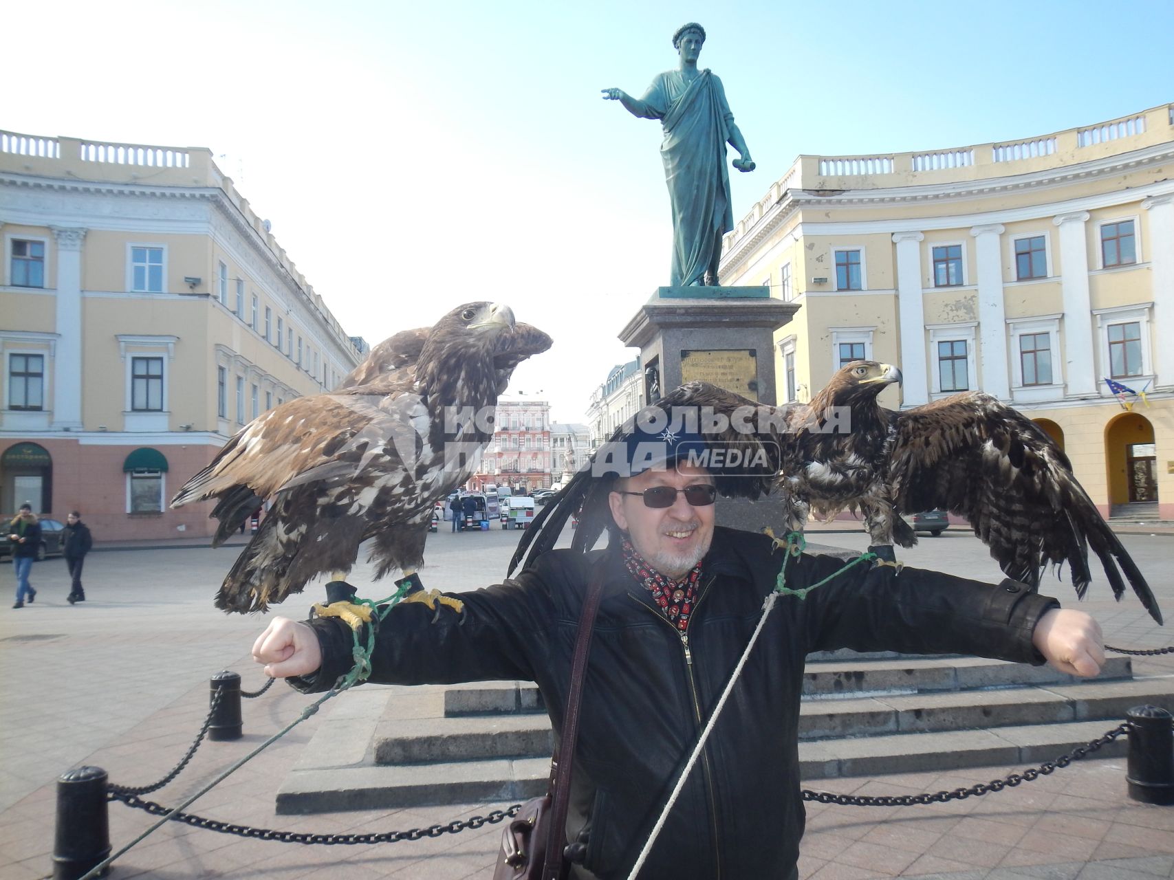 Украина. Одесса. Журналист Сергей Пономарев у памятника герцогу де Ришелье (дюку).