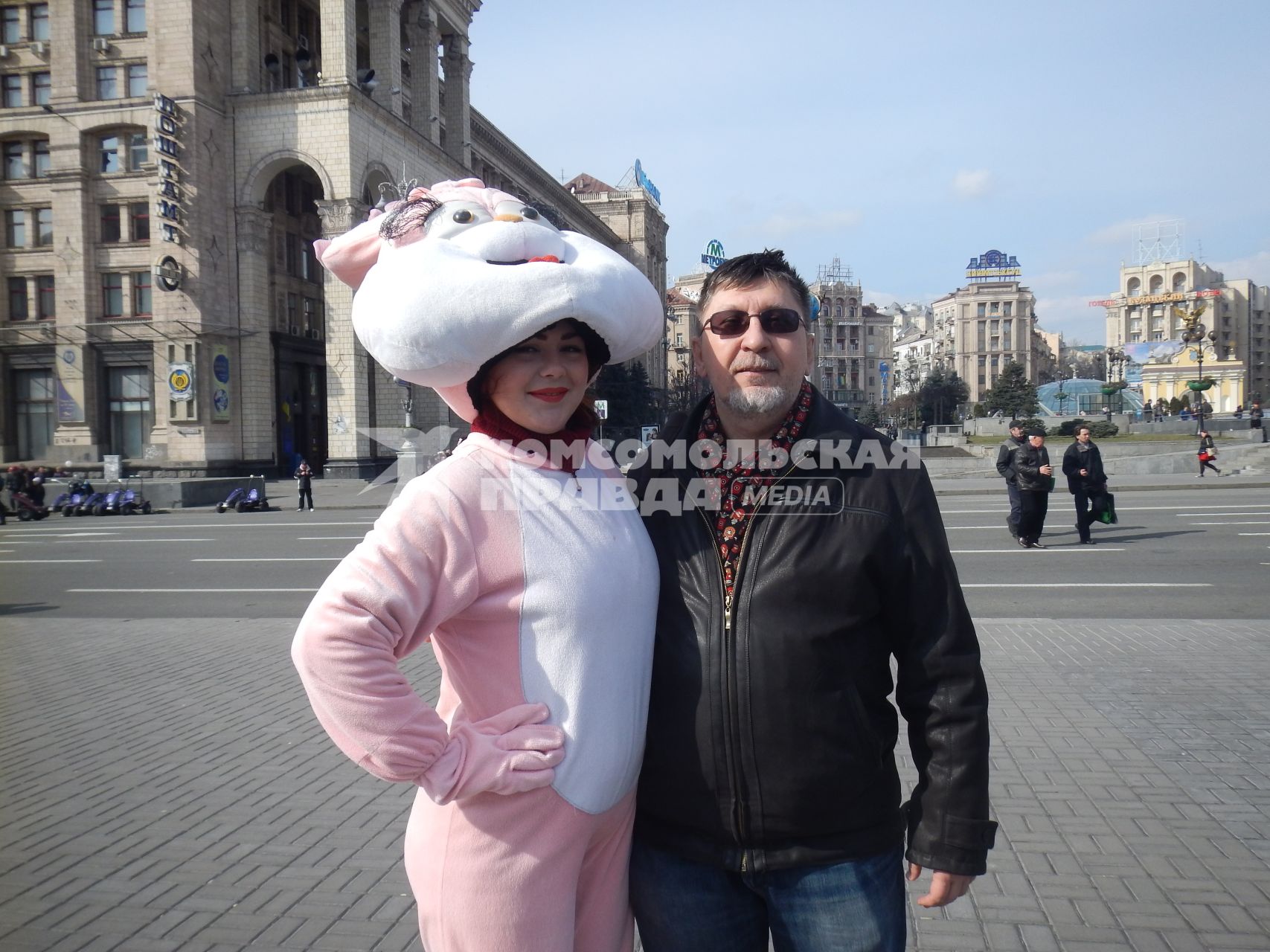 Украина. Киев. Журналист Сергей Пономарев фотографируется с девушкой в костюме зайца на Крещатике.