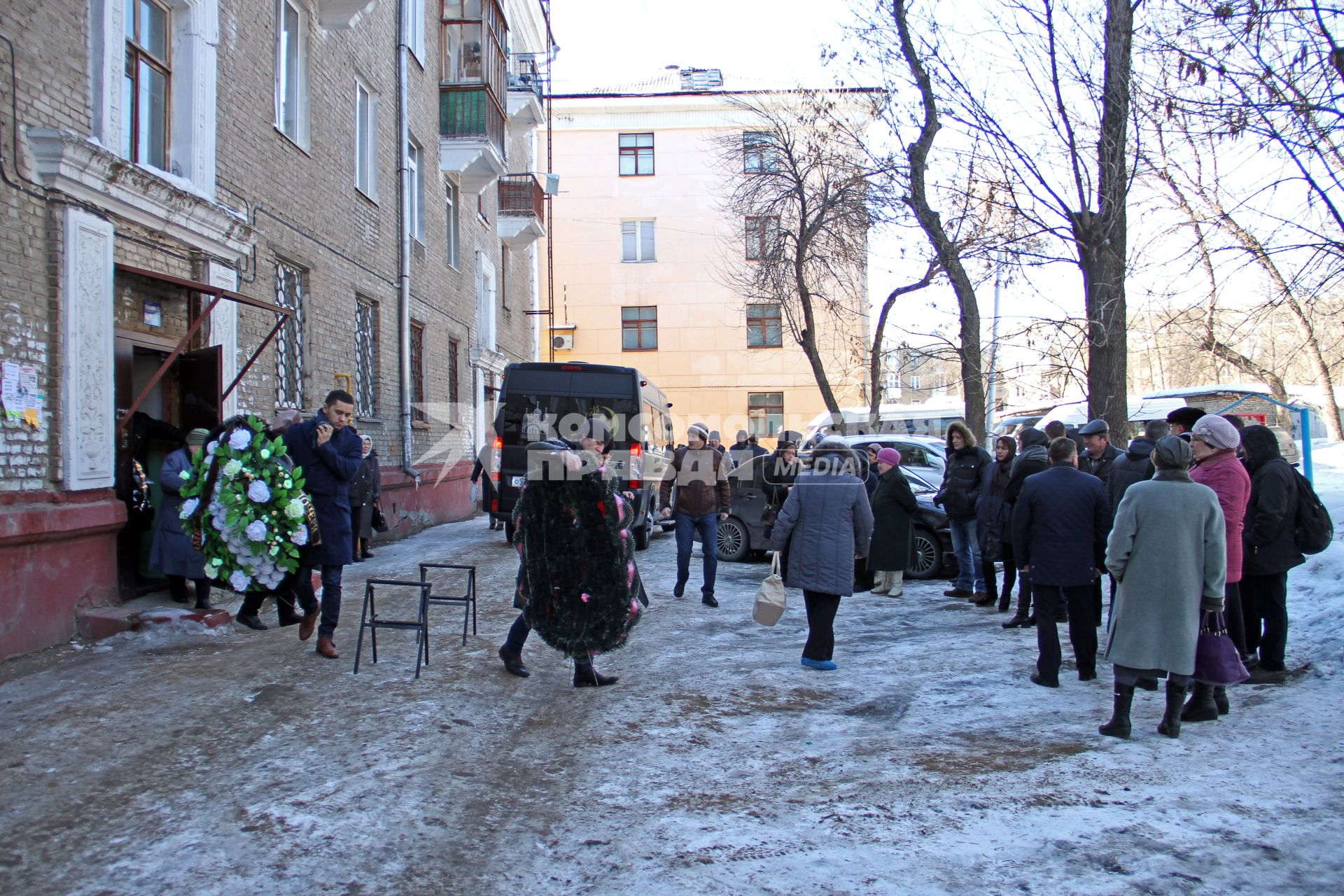 Уфа. Церемония прощания с Флоридой Хакиевной Рамазановой, мамой певицы Земфиры Рамазановой, скончавшийся в минувшие выходные.