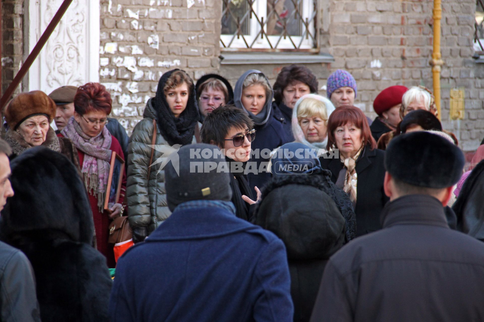 Уфа. Церемония прощания с Флоридой Хакиевной Рамазановой, мамой певицы Земфиры Рамазановой (в центре), скончавшийся в минувшие выходные.