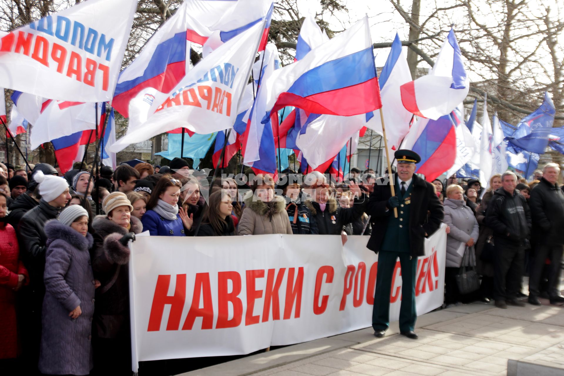 Симферополь. Активисты крымского отделения движения `Молодая Гвардия` во время праздничного митинга в честь годовщины воссоединения Крыма и Севастополя с Россией.