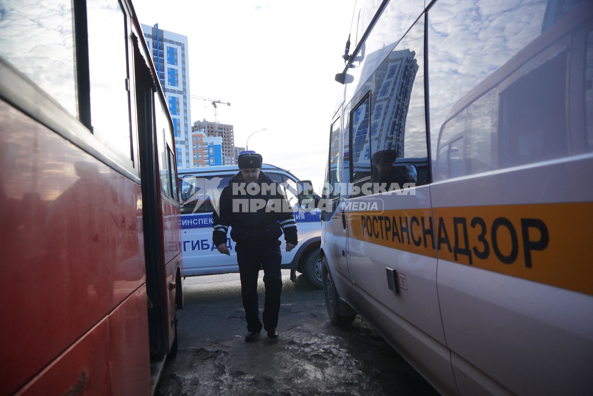 Екатеринбург. Сотрудник полиции проверяет исправность автобуса во время совместного рейда ГИБДД и Ространснадзора по выявлению нарушений ПДД и неисправных автобусов.