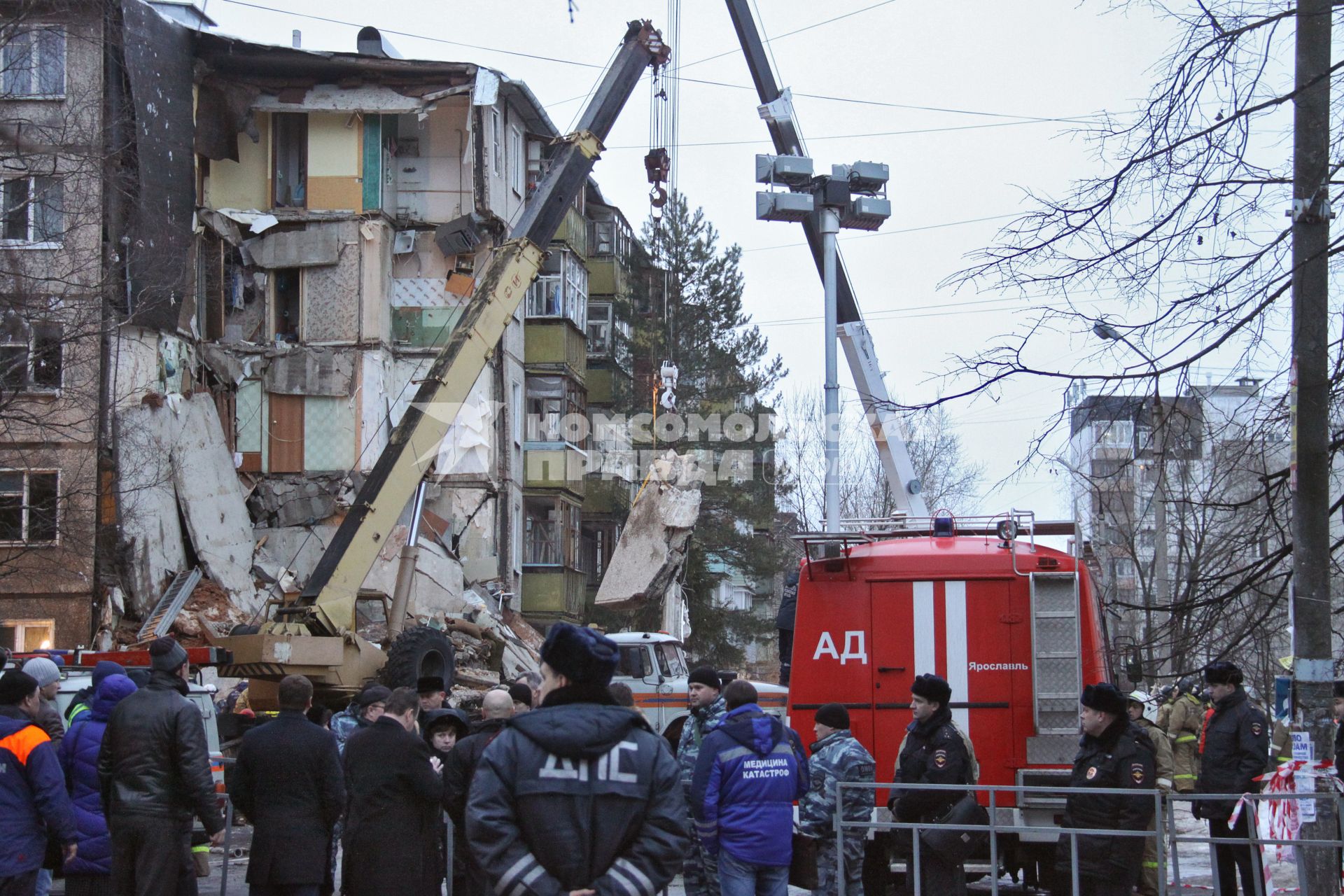 Ярославль. Разбор завалов на месте взрыва бытового газа в доме на ул. 6-й Железнодорожной.