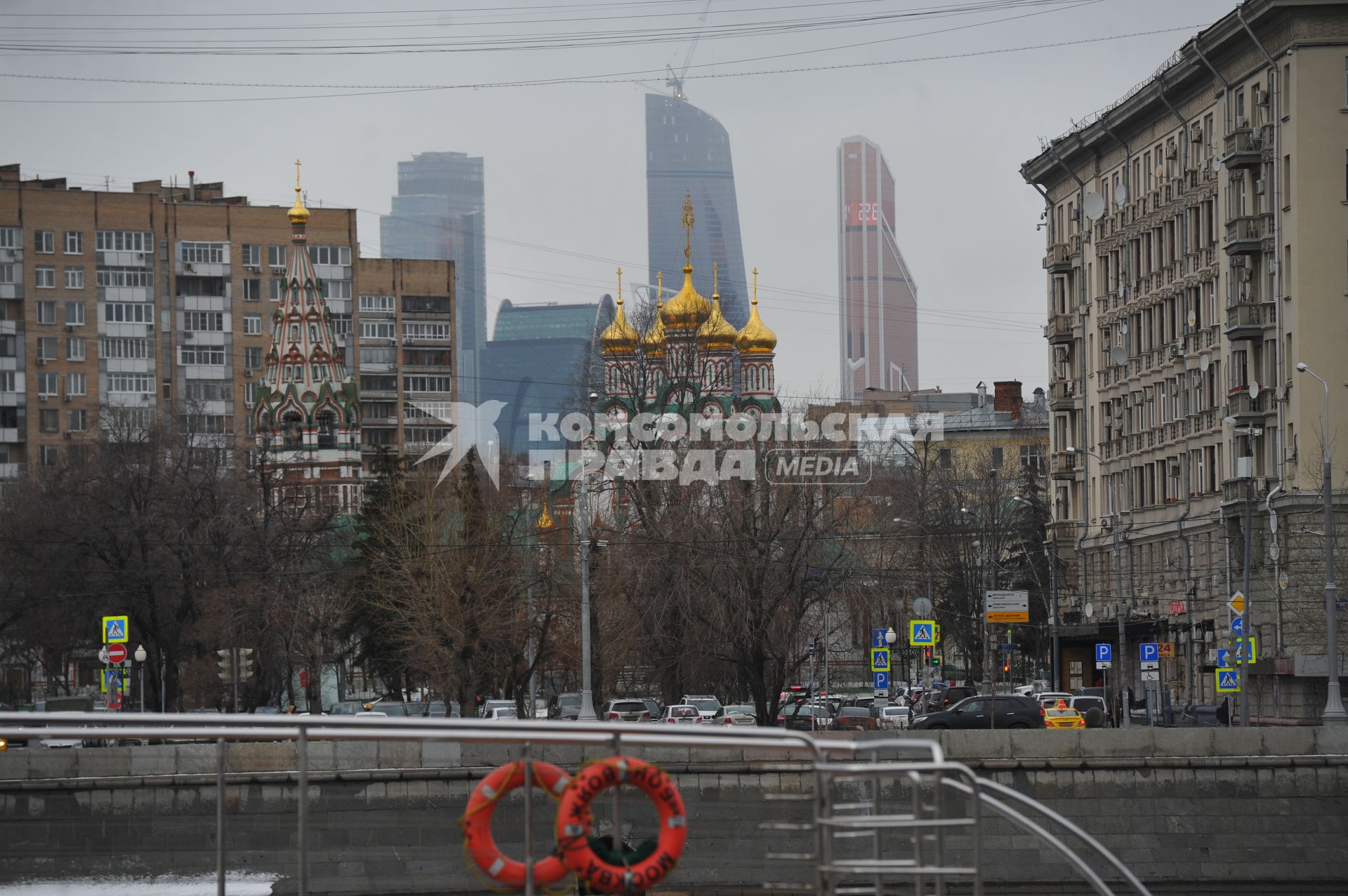 Москва. Храм Святителя Николая в Хамовниках с видом на деловой центр Москва-Сити с Фрунзенской набережной.