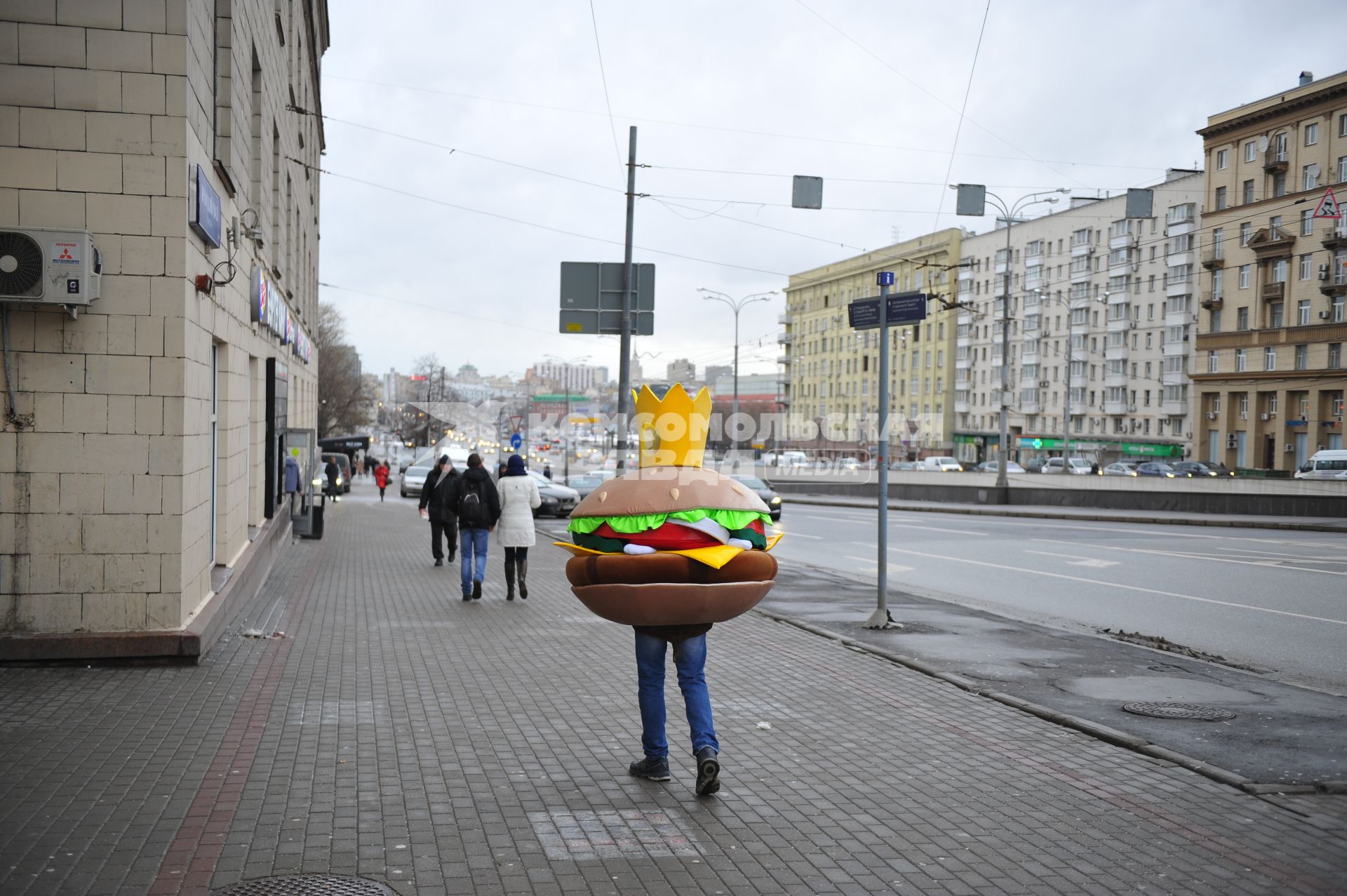 Москва.  Ростовая кукла, рекламирующая гамбургер на улице Крымский Вал.