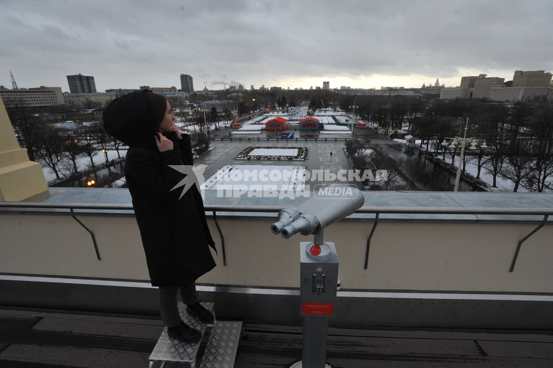 Москва. Смотровая площадка на крыше главного входа Парка Горького с видом на улицу Крымский вал и Выставочный зал союза художников России.