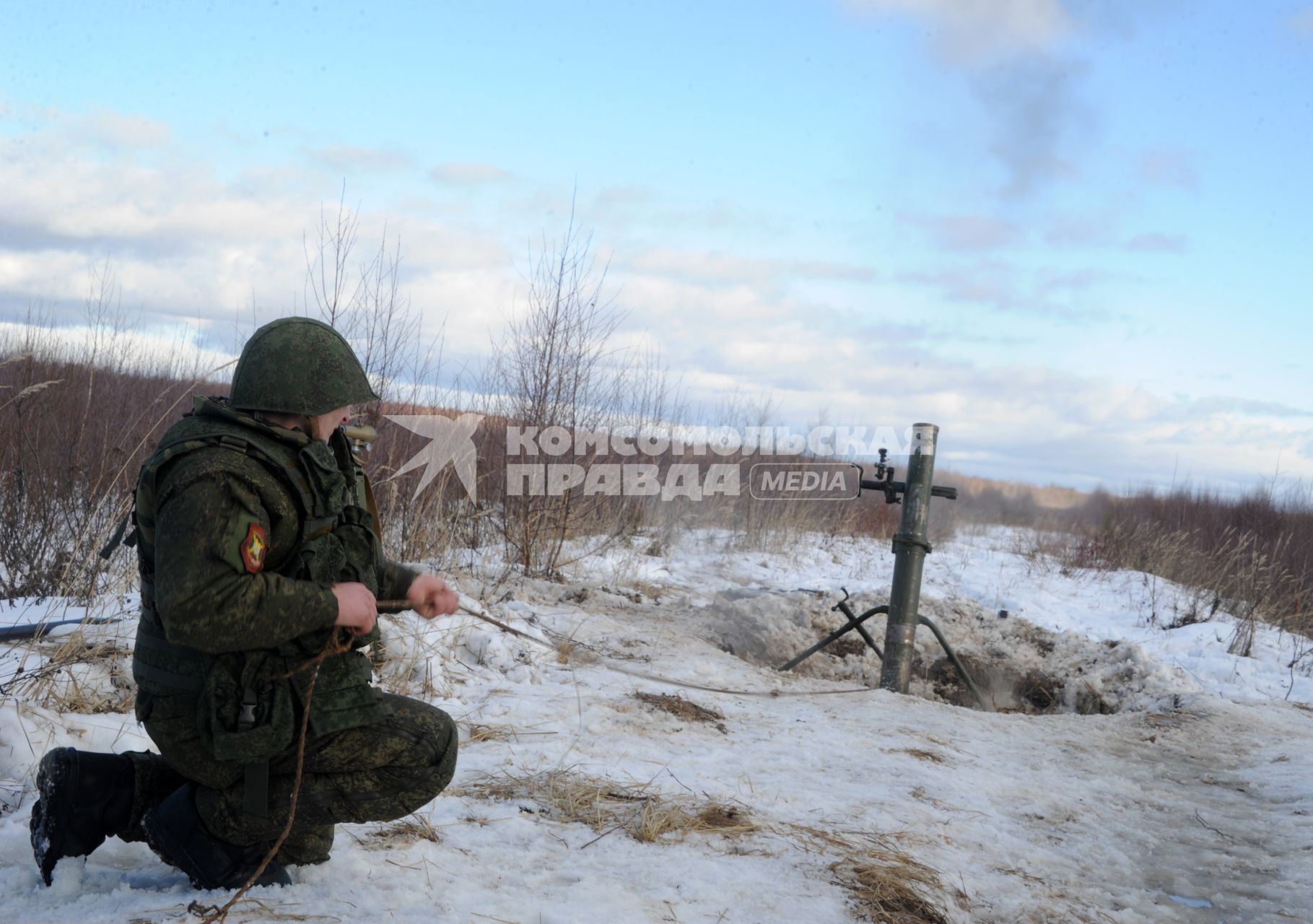 Московская область, г. Наро-Фоминск. 4-я гвардейская танковая Кантемировская дивизия.   Военнослужащий  у миномета во время учений.