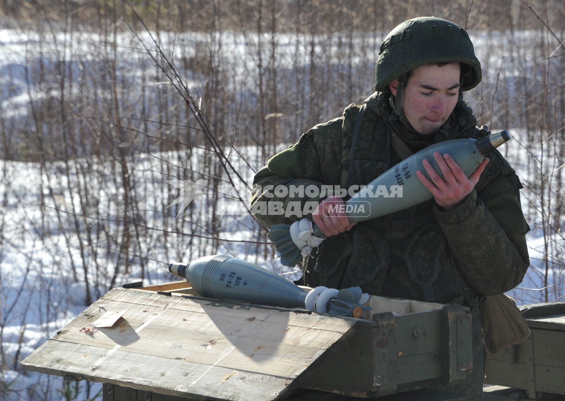 Московская область, г. Наро-Фоминск. 4-я гвардейская танковая Кантемировская дивизия.  Военнослужащий с миной в руках  во время учений.