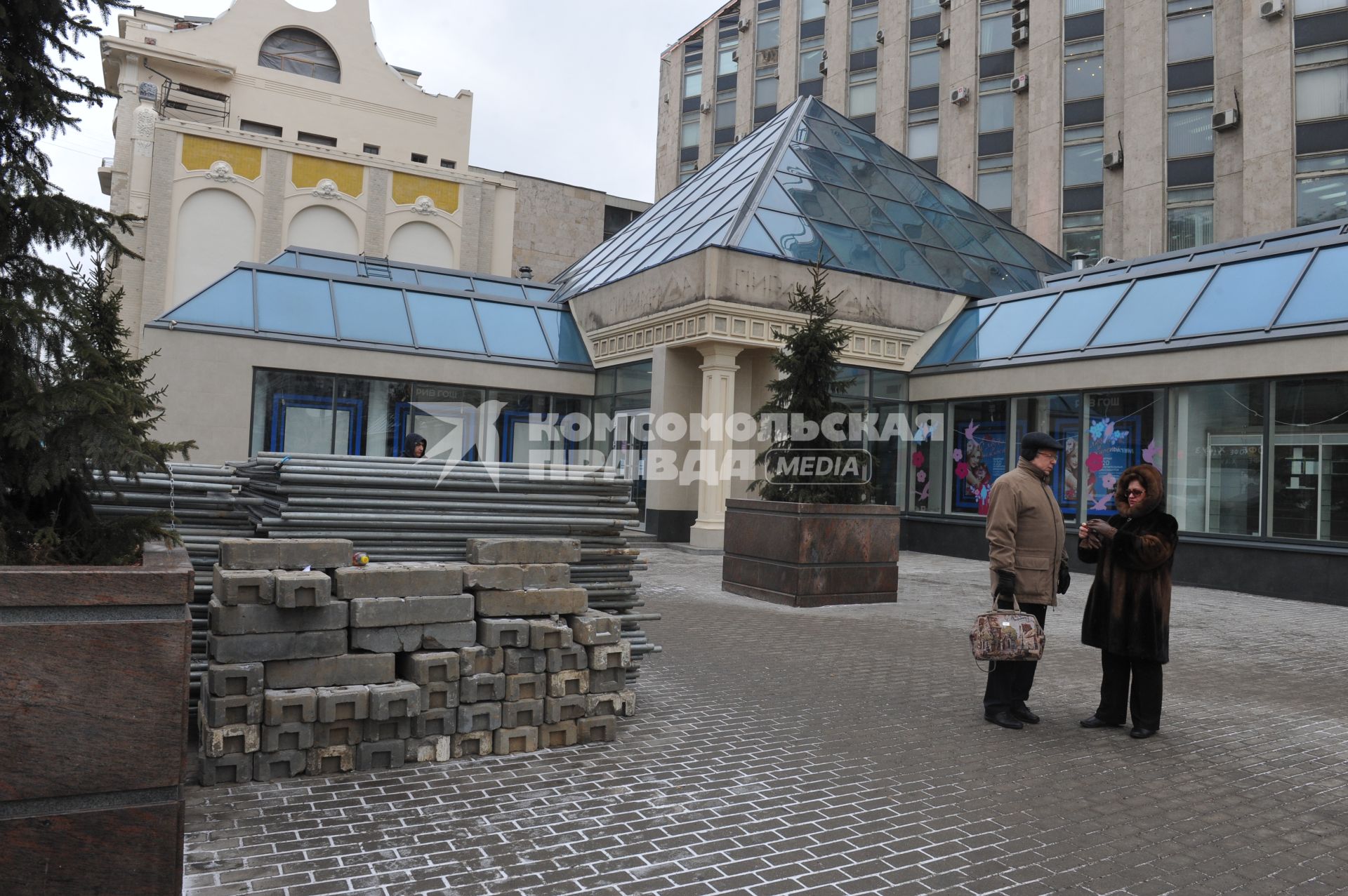 Москва. Закрытие ТЦ `Пирамида`, расположенного на Тверской улице.