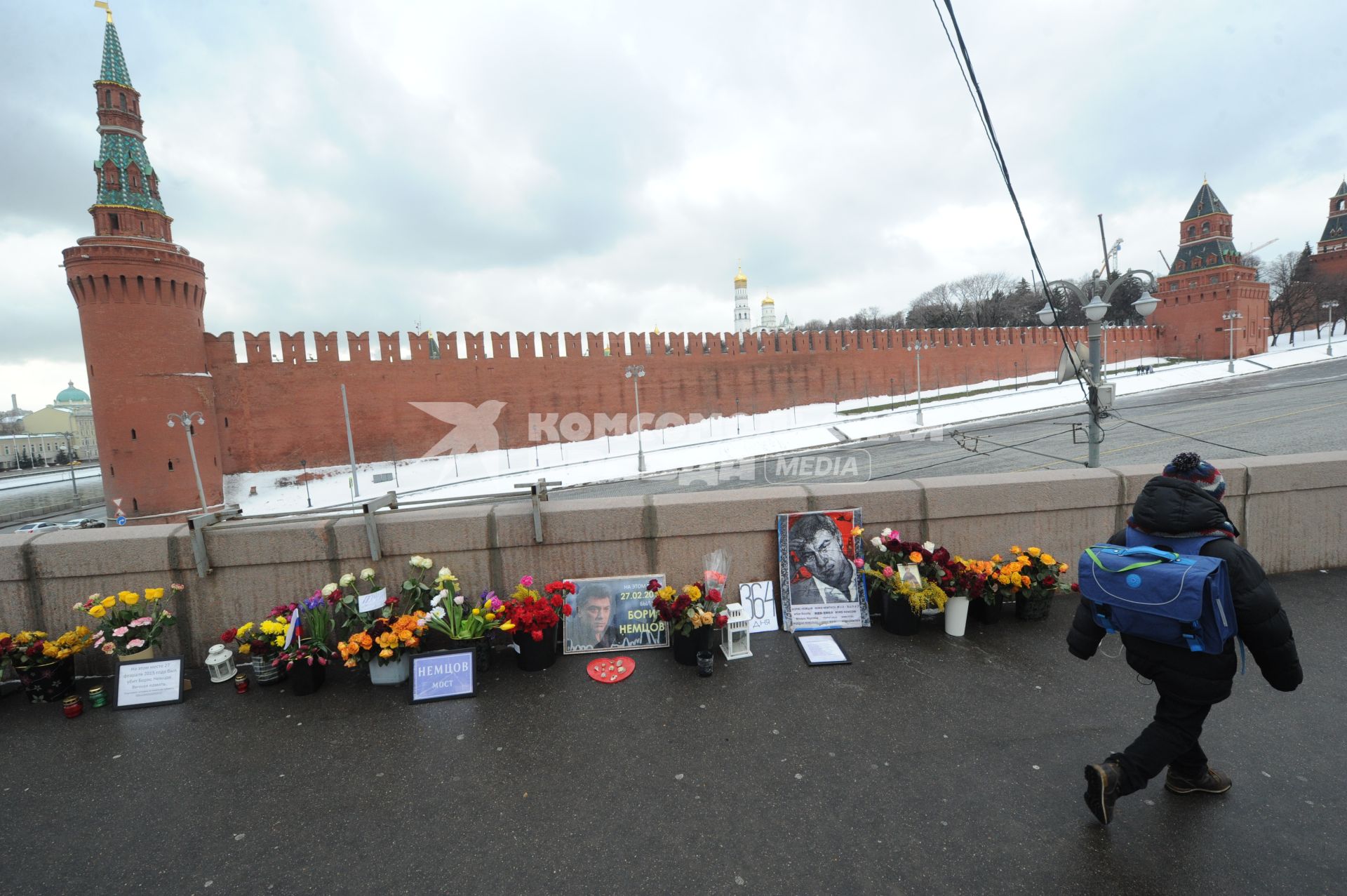 Москва.  Цветы на месте гибели политика Бориса Немцова на Большом Москворецком мосту .Борис Немцов был застрелен в ночь на 28 февраля 2015 года.