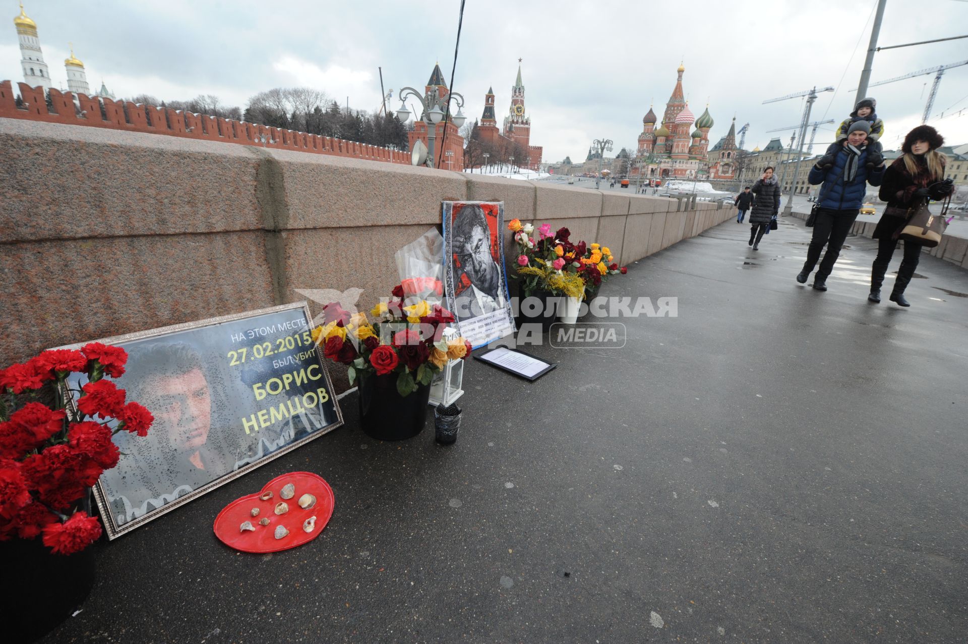 Москва.  Цветы на месте гибели политика Бориса Немцова на Большом Москворецком мосту .Борис Немцов был застрелен в ночь на 28 февраля 2015 года.