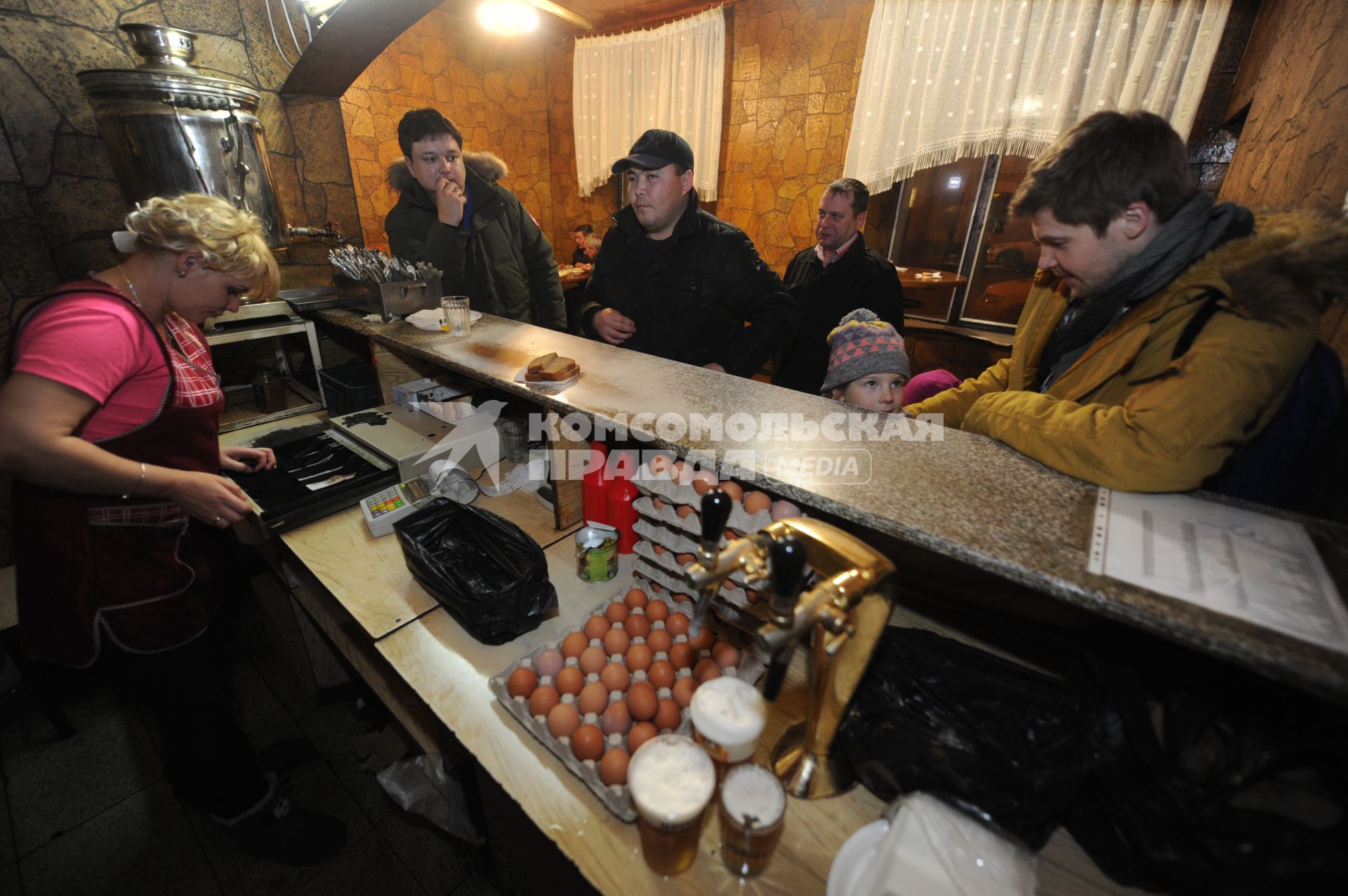 Москва.  Официантка обслуживает посетителей кафе `Блины` рядом с метро Таганская.