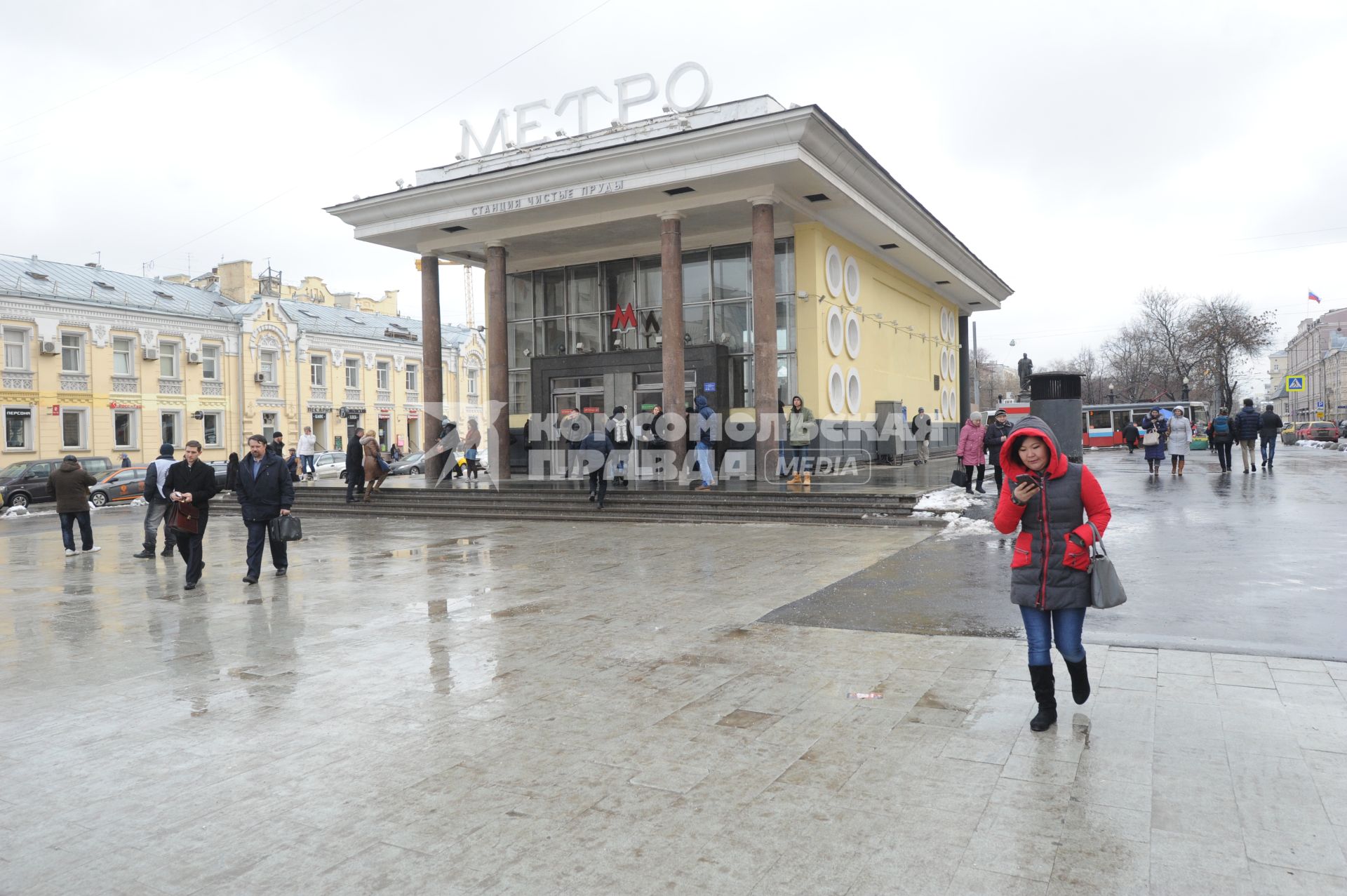 Москва.  После сноса торговых павильонов, признанных самостроем, у станции метро `Чистые пруды`.