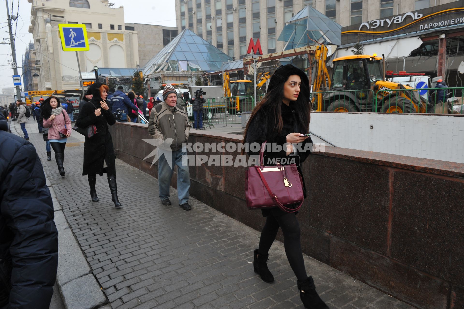 Москва.   Прохожие наблюдают за сносом торгового центра `Пирамида`, признанного объектом самовольного строительства,  на Тверской улице.