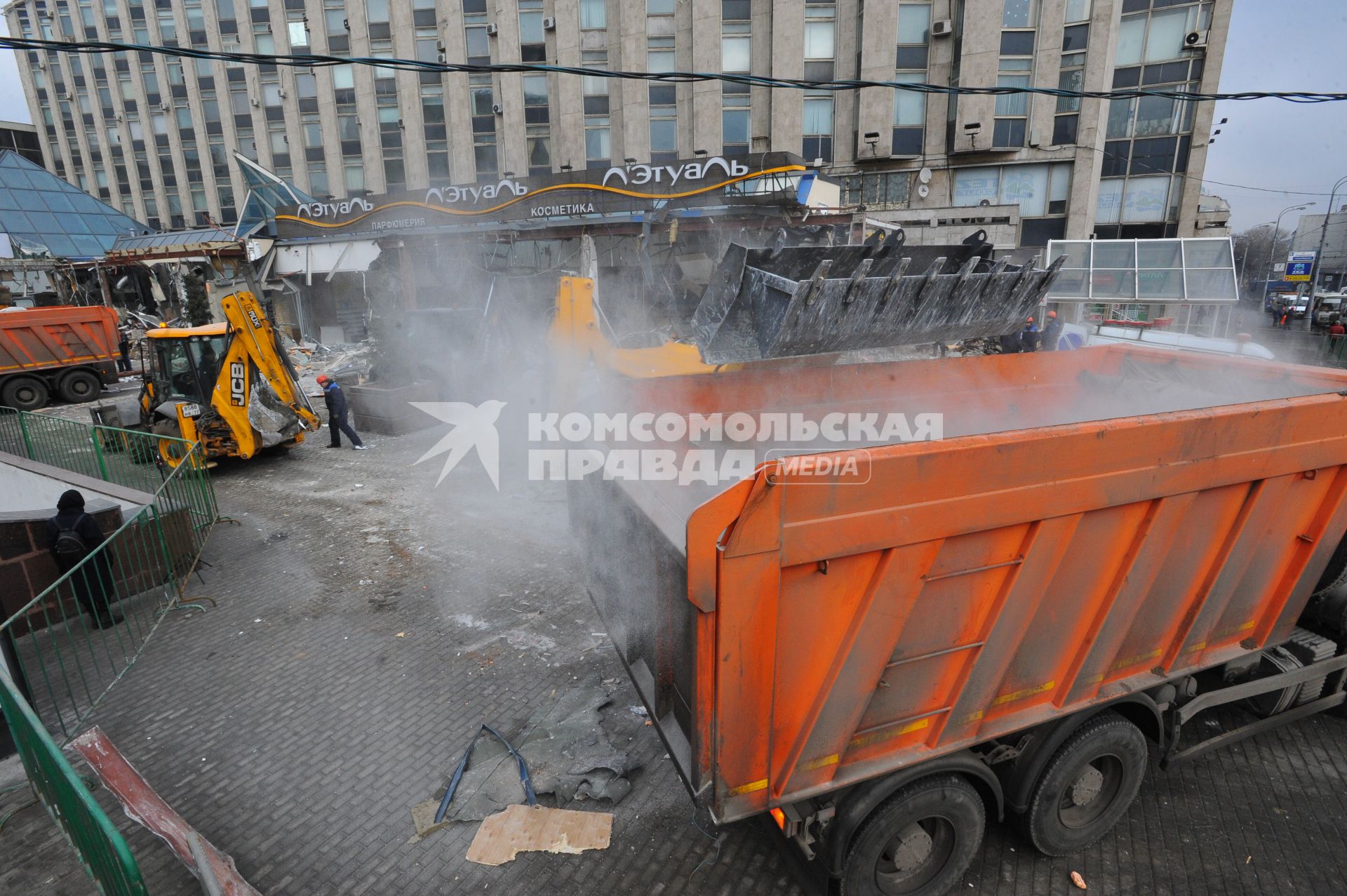 Москва.  Снос торгового центра `Пирамида`, признанного объектом самовольного строительства,  на Тверской улице.