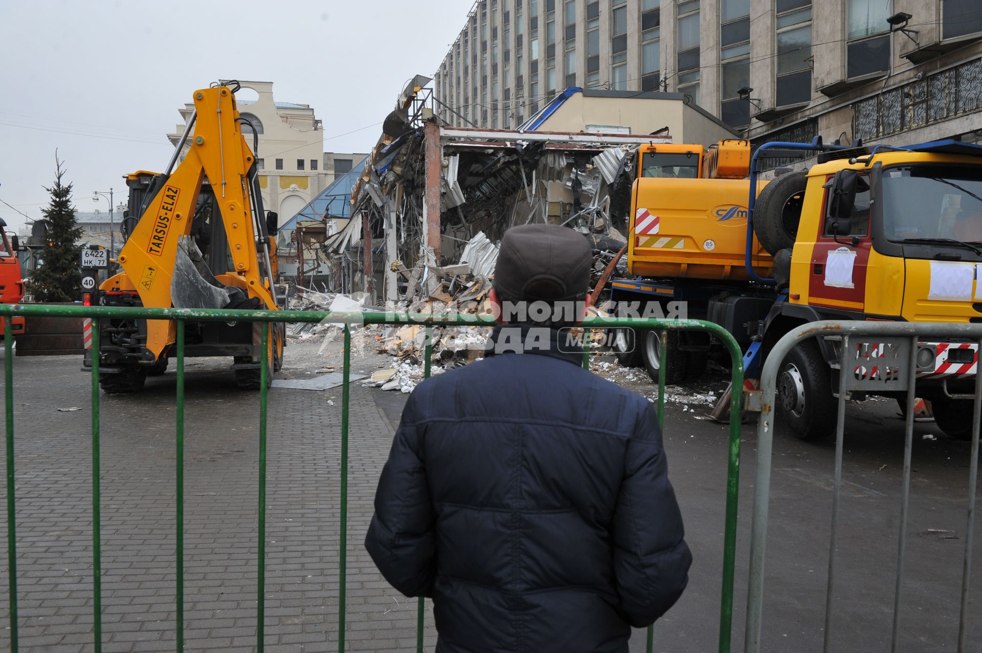 Москва.  Мужчина наблюдает за сносом торгового центра `Пирамида`, признанного объектом самовольного строительства,  на Тверской улице.