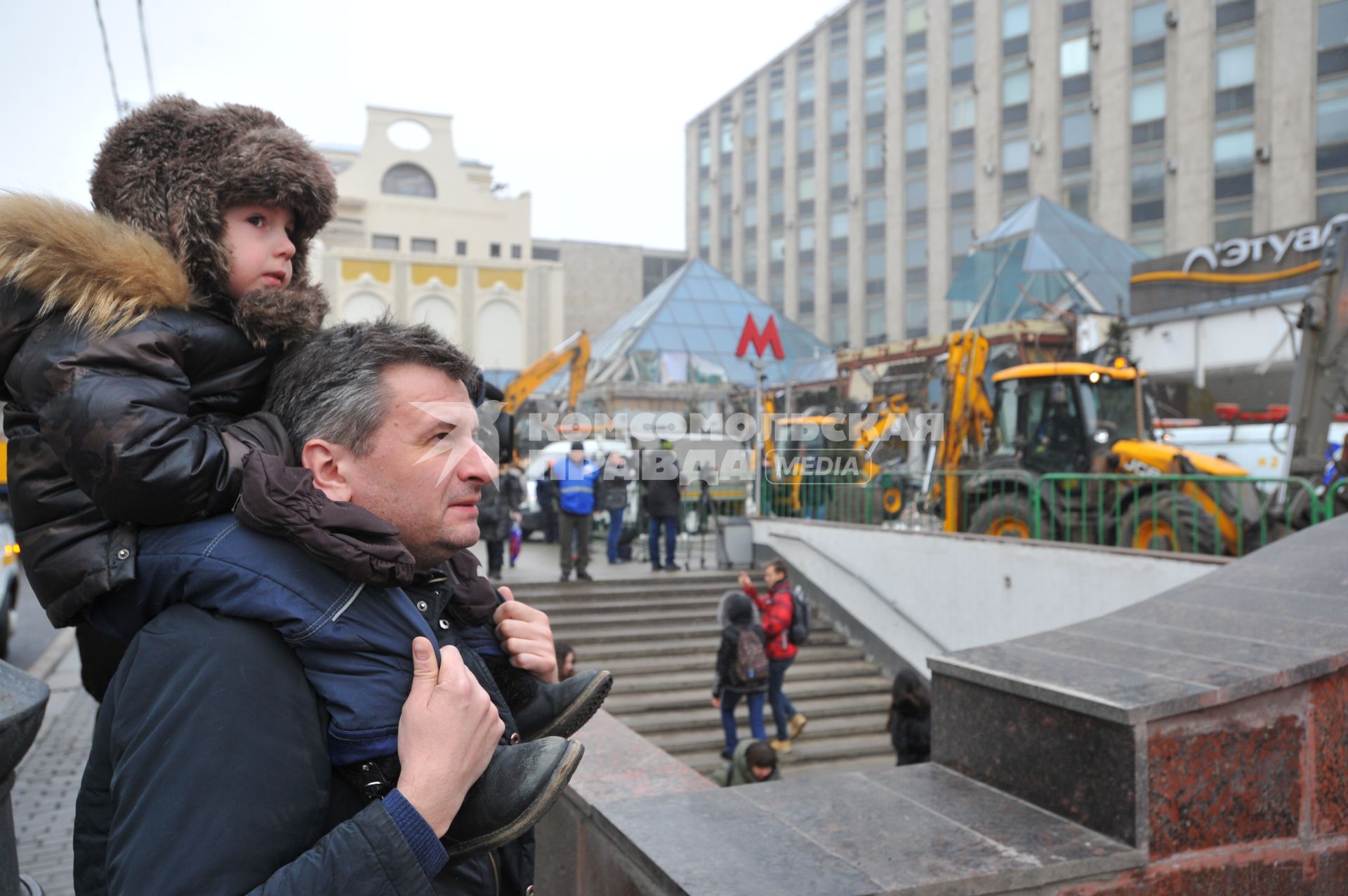 Москва.   Прохожие наблюдают за сносом торгового центра `Пирамида`, признанного объектом самовольного строительства,  на Тверской улице.