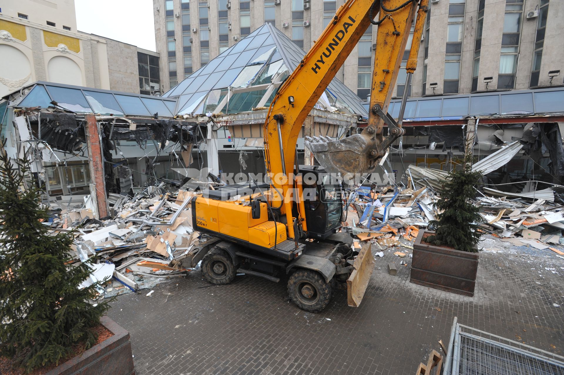 Москва.  Снос торгового центра `Пирамида`, признанного объектом самовольного строительства,  на Тверской улице.