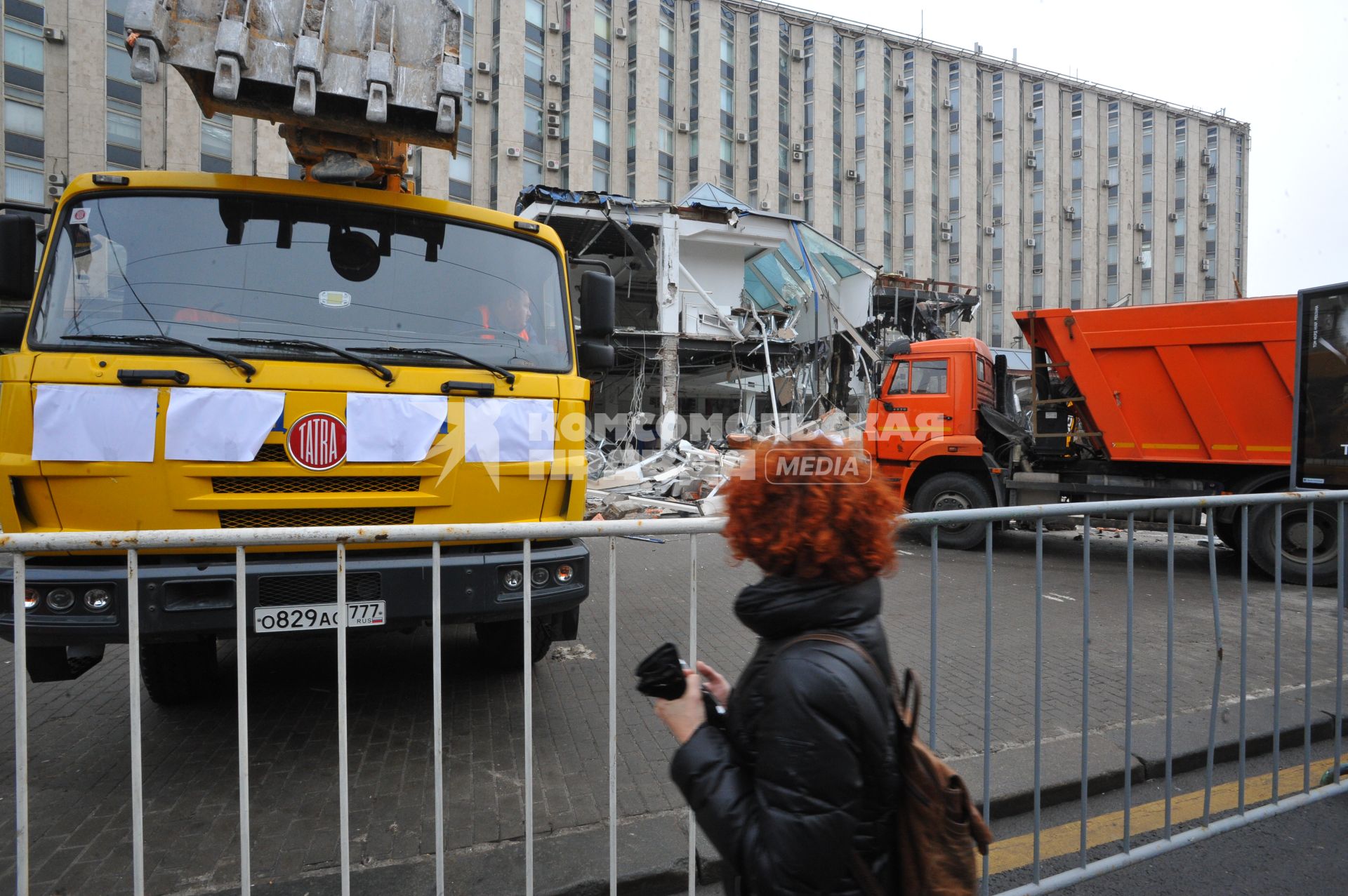 Москва.  Женщина наблюдает за сносом торгового центра `Пирамида`, признанного объектом самовольного строительства,  на Тверской улице.