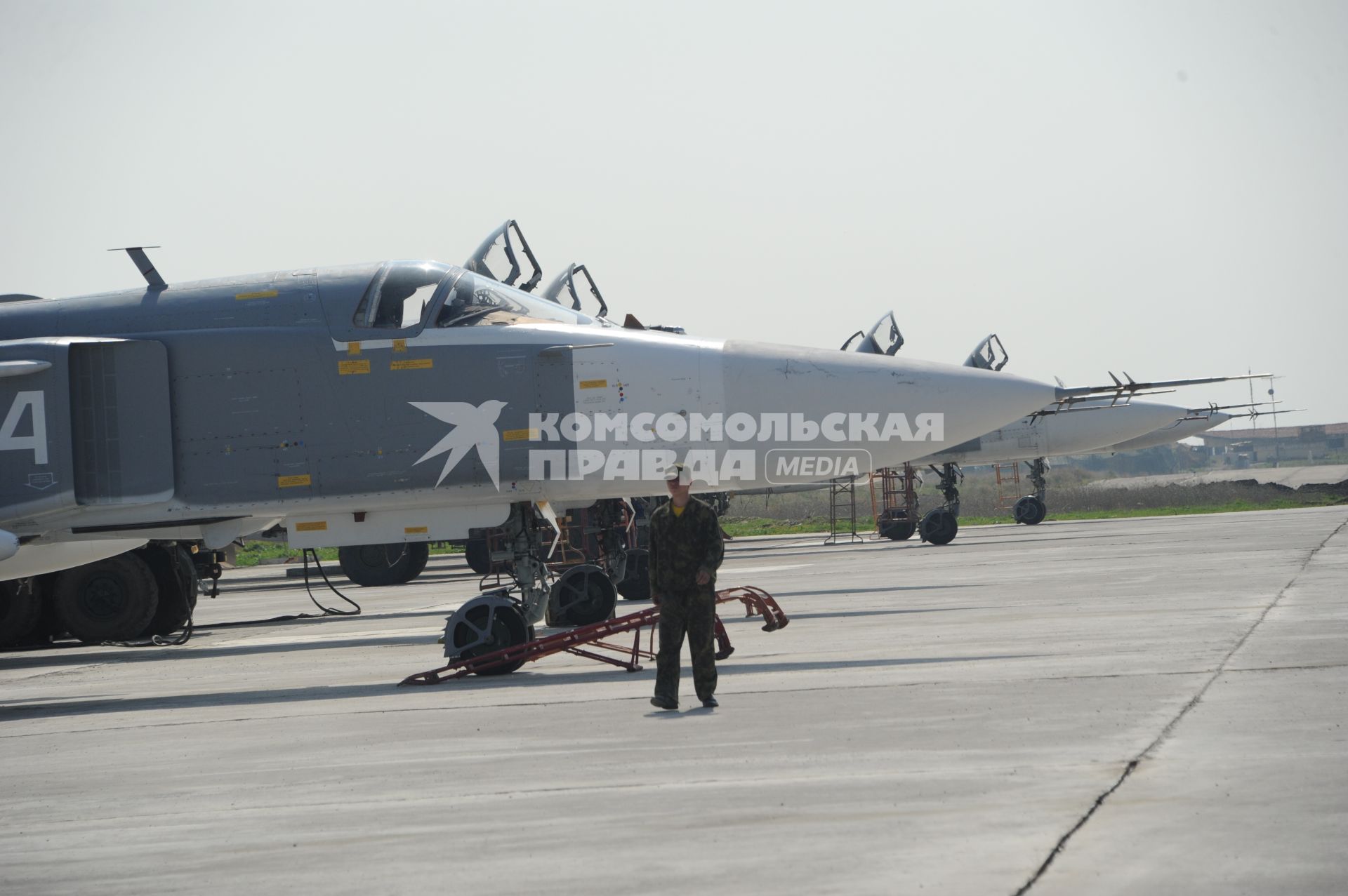 Сирия. Российские бомбардировщики Су-24 на авиабазе `Хмеймим` в сирийской провинции Латакия.